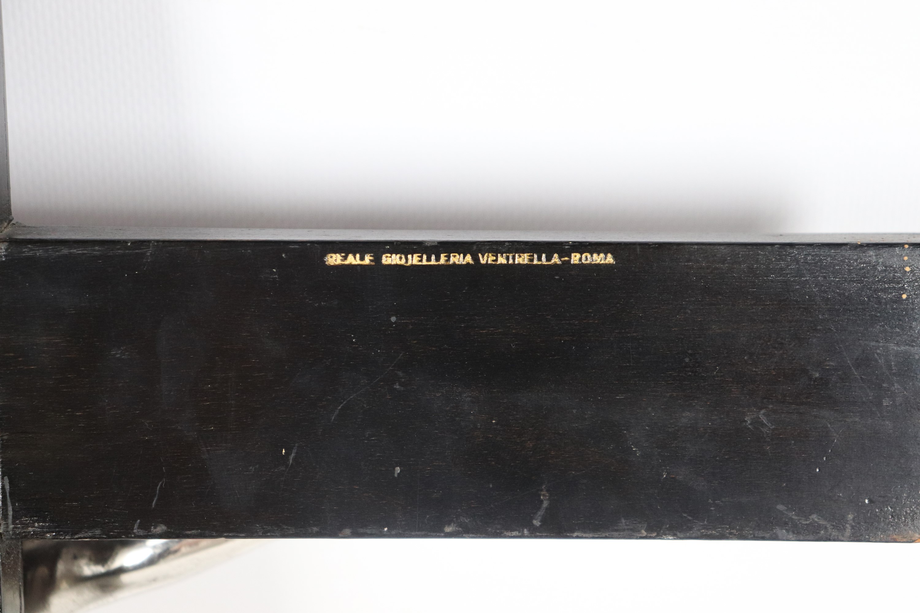 Antico crocifisso in bronzo argentato con croce decorata