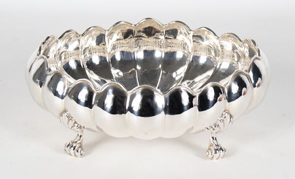 Piccolo centrotavola in argento con bordo frastagliato, sorretto da quattro piedini ricurvi, gr. 290