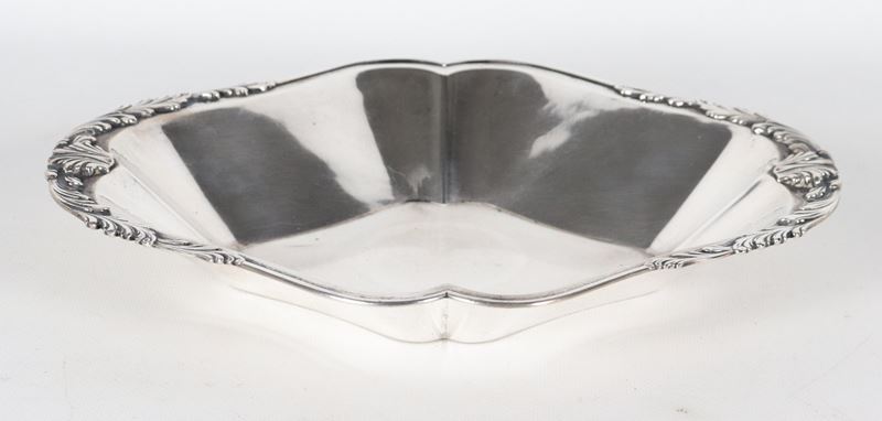Fruttiera in argento a forma ovale centinata, sul bordo foglie d'acanto sbalzate, gr. 450