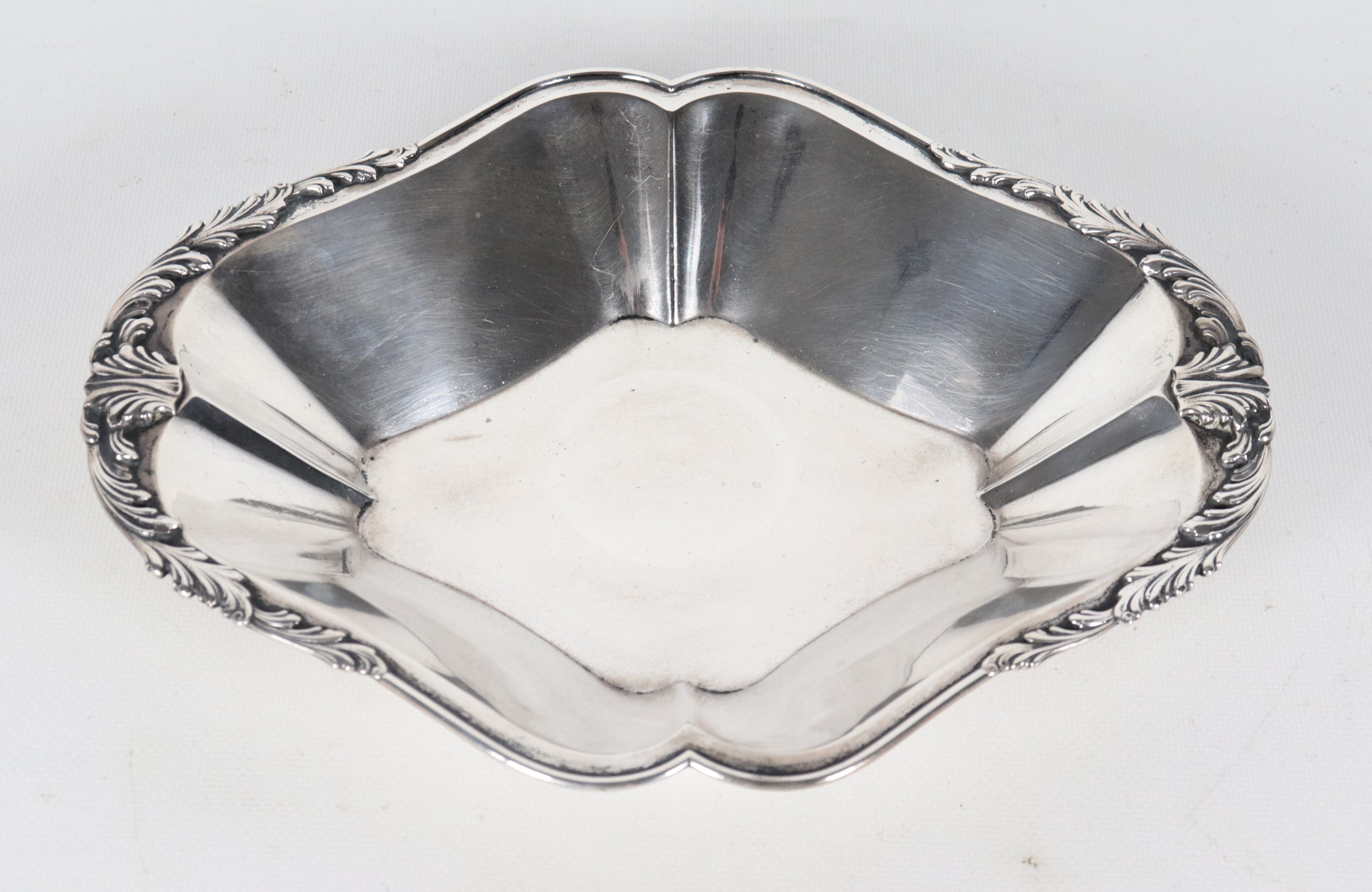 Fruttiera in argento a forma ovale centinata, sul bordo foglie d'acanto sbalzate, gr. 450