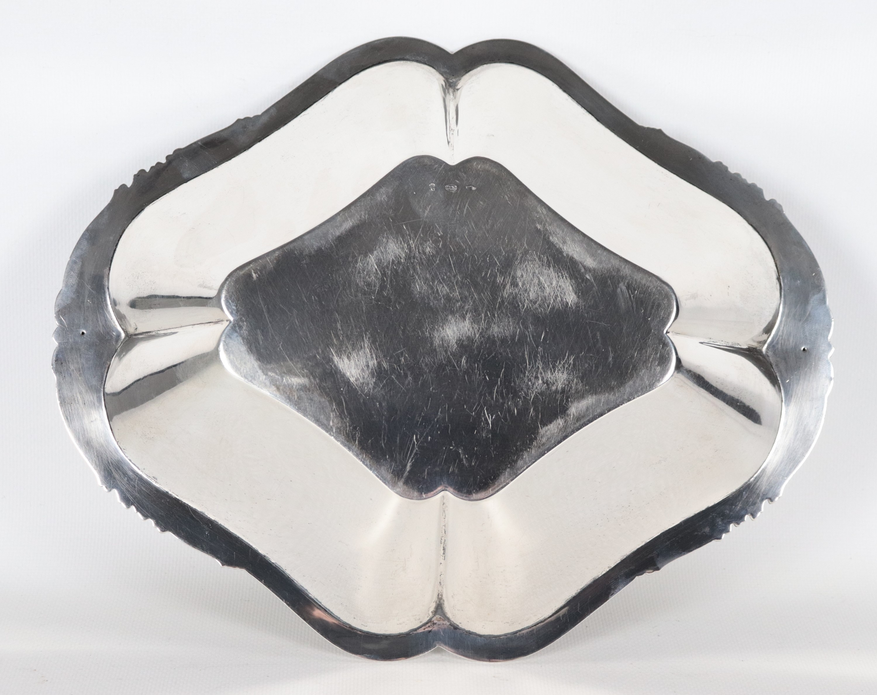 Fruttiera in argento a forma ovale centinata, sul bordo foglie d'acanto sbalzate, gr. 450