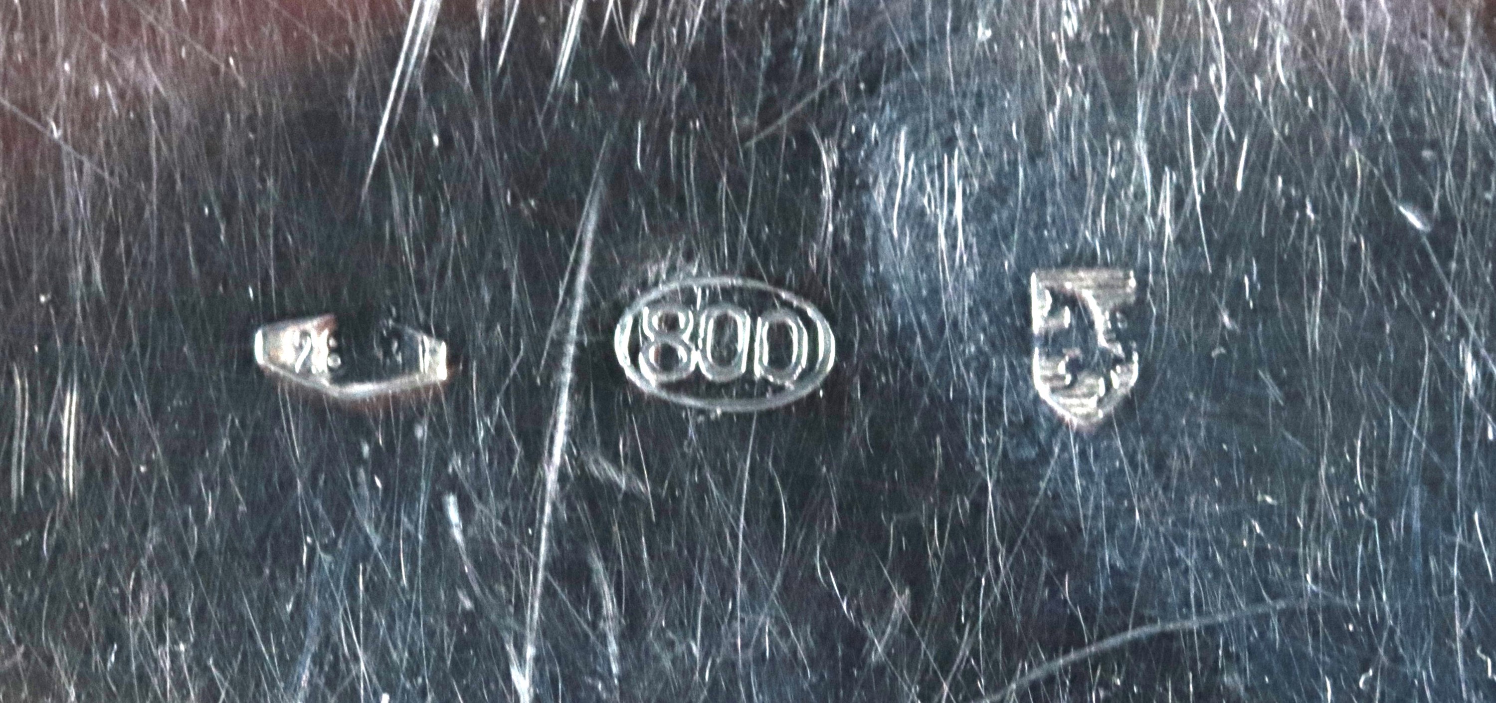 Fruttiera in argento a forma ovale centinata, sul bordo foglie d'acanto sbalzate, gr. 450