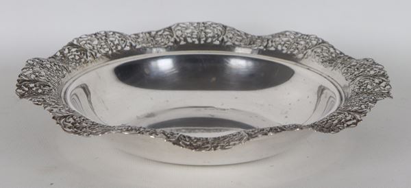 Centrotavola in argento Titolo 925, con bordo cesellato, sbalzato e traforato a volute floreali, gr. 270