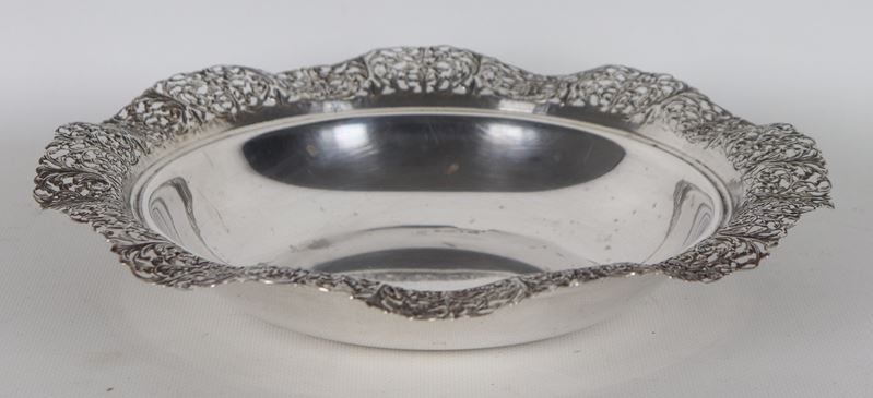Centrotavola in argento Titolo 925, con bordo cesellato, sbalzato e traforato a volute floreali, ...
