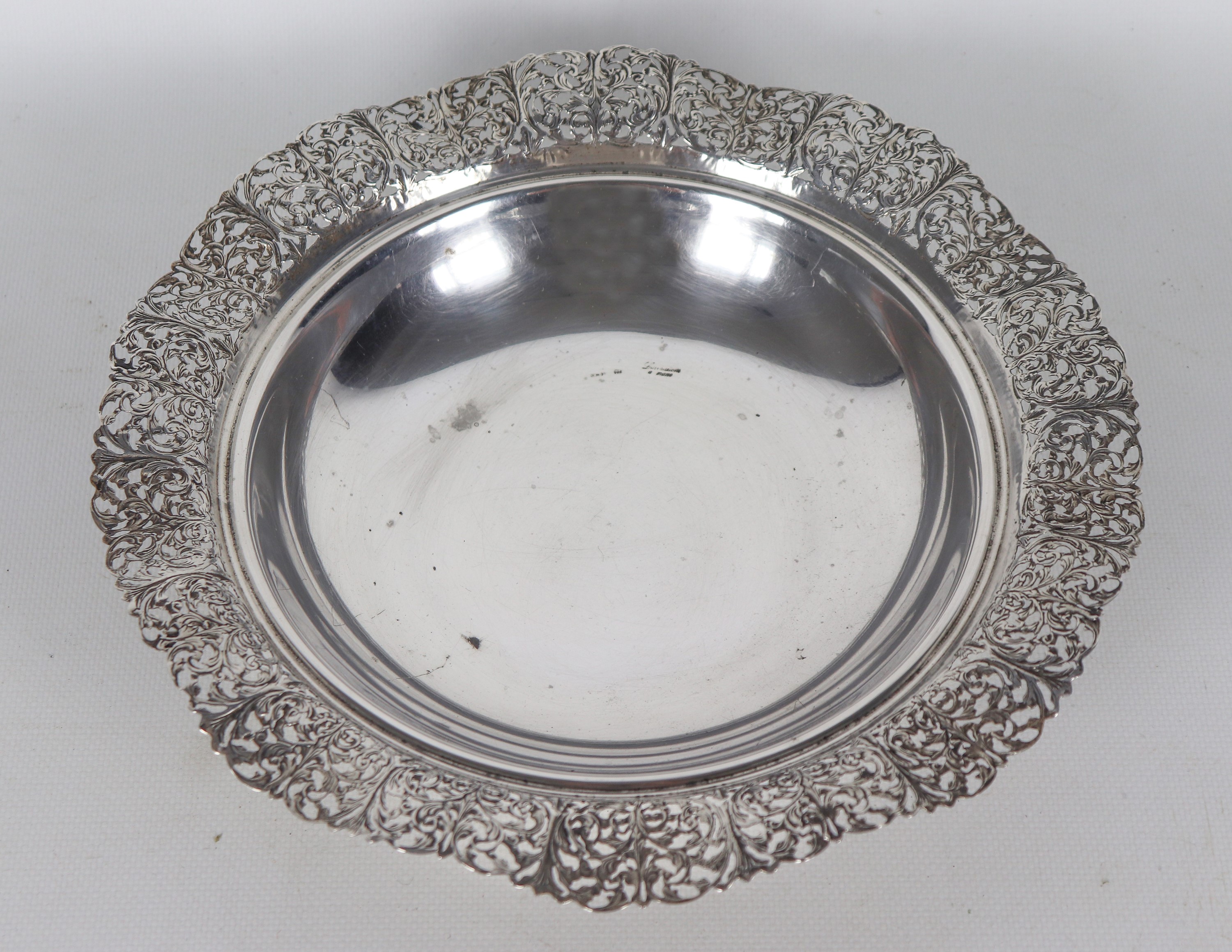 Centrotavola in argento Titolo 925, con bordo cesellato, sbalzato e traforato a volute floreali, ...