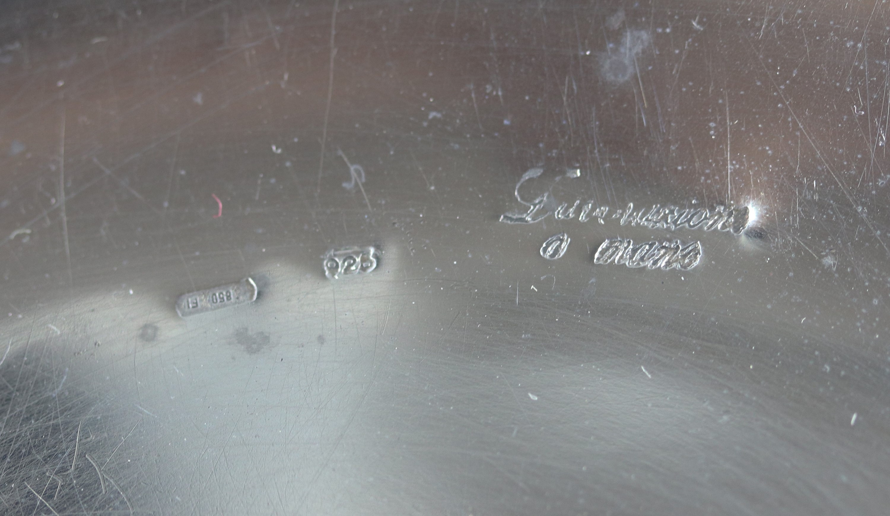 Centrotavola in argento Titolo 925, con bordo cesellato, sbalzato e traforato a volute floreali, ...