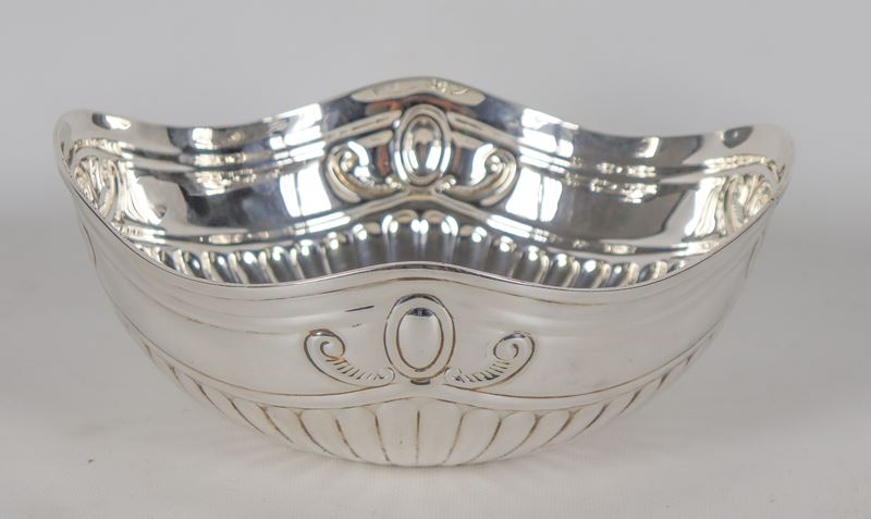 Cesto in argento con bordo sagomato, cesellato e sbalzato a baccellature, gr. 410