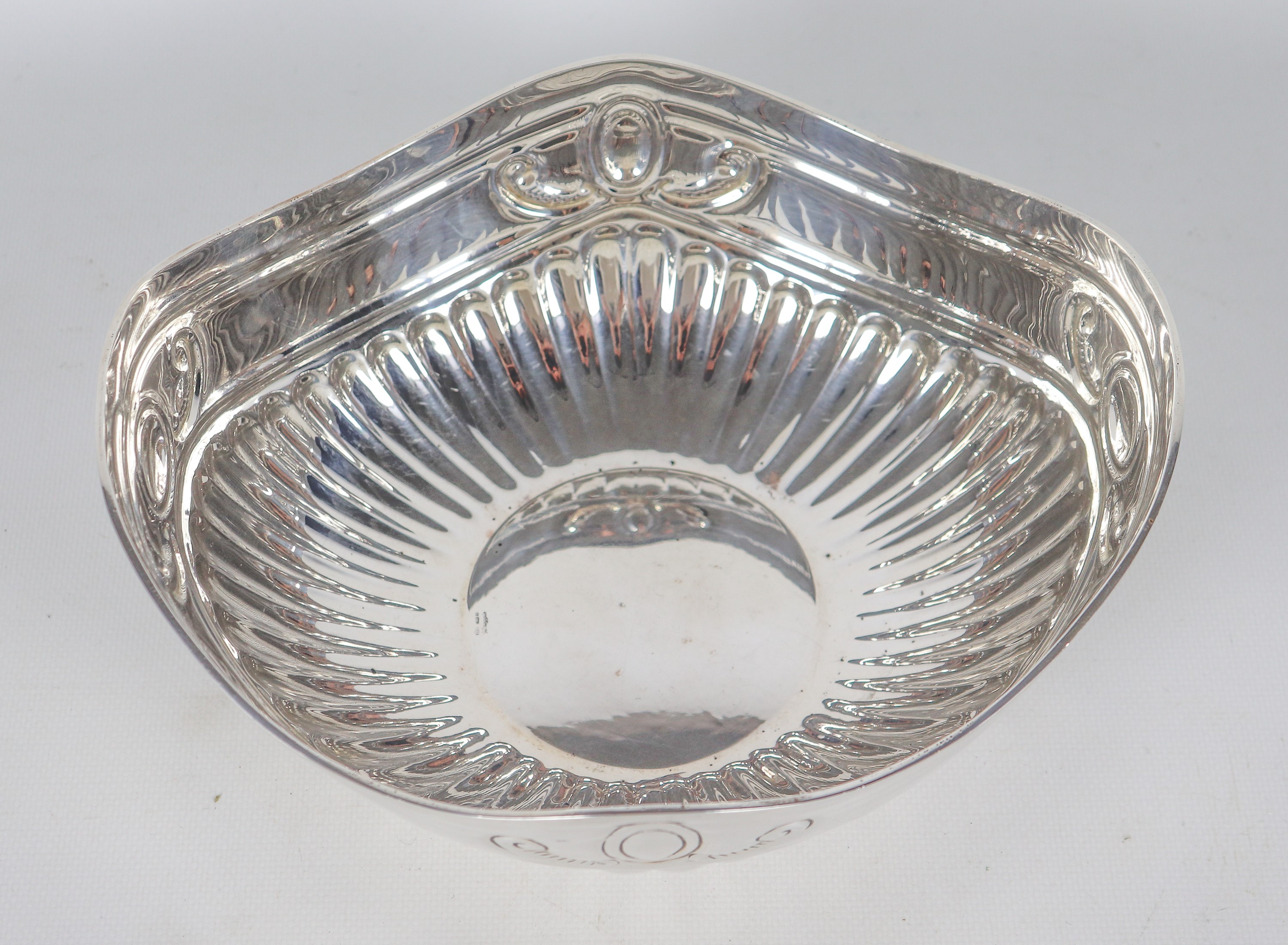 Cesto in argento con bordo sagomato, cesellato e sbalzato a baccellature, gr. 410