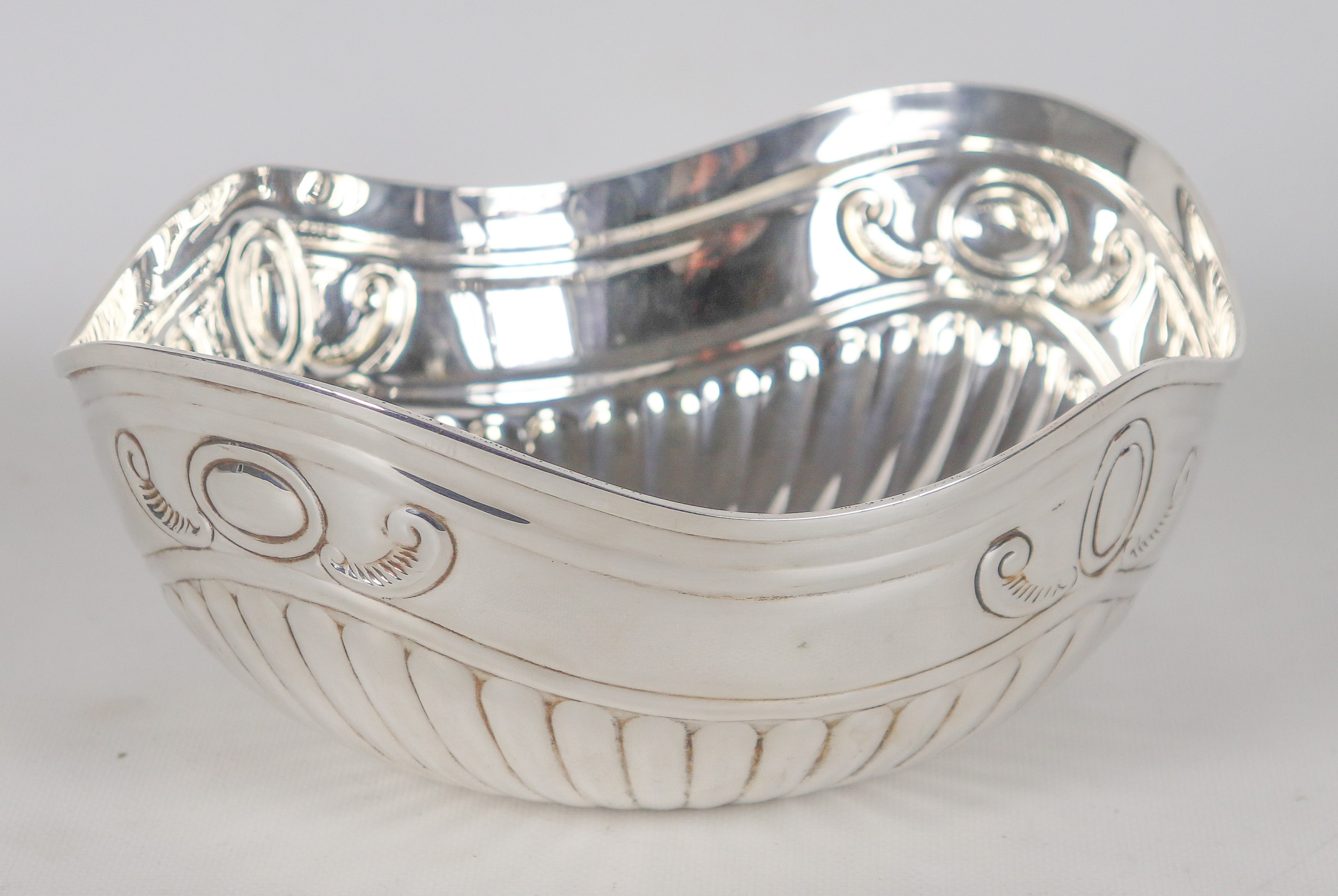 Cesto in argento con bordo sagomato, cesellato e sbalzato a baccellature, gr. 410