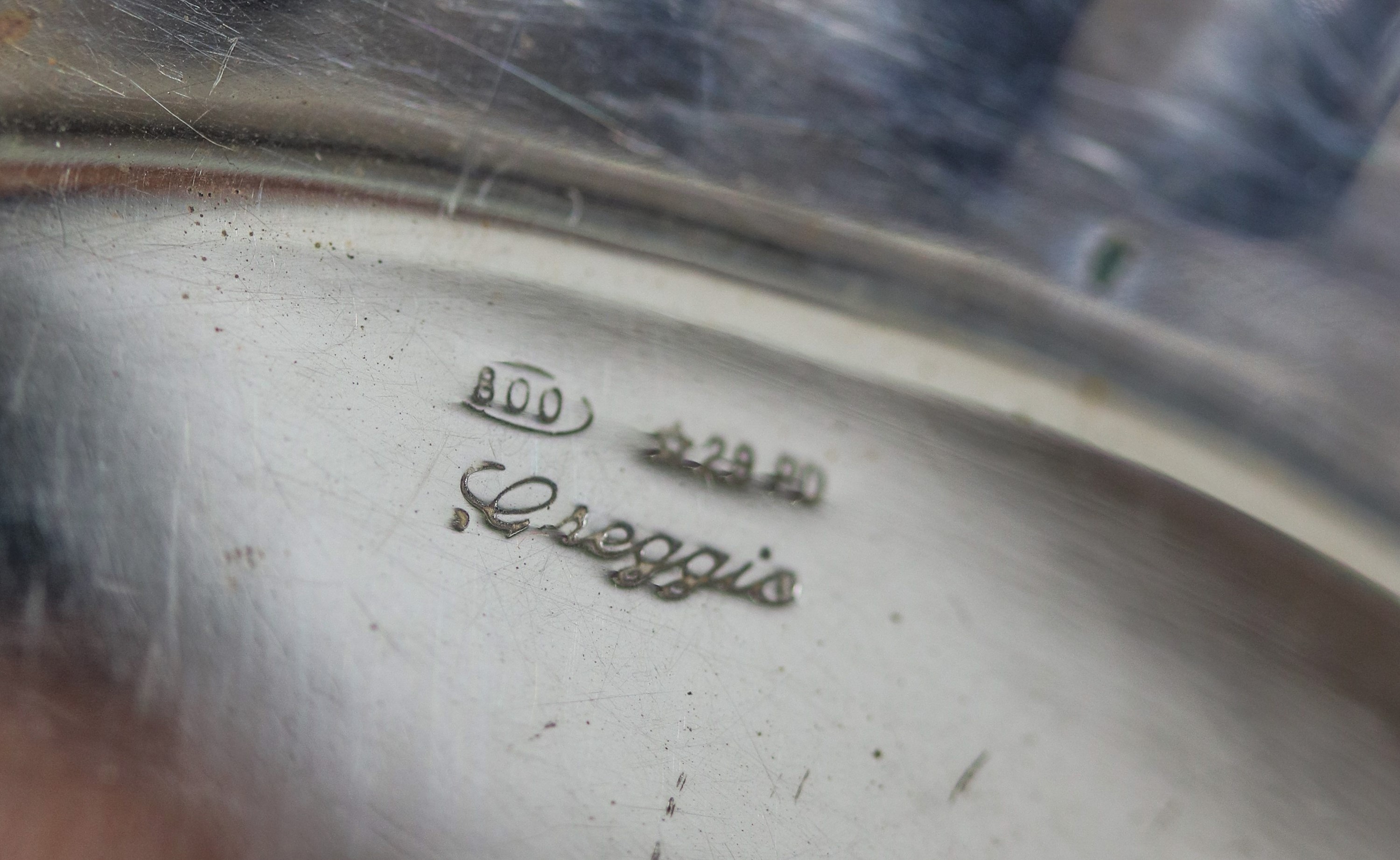 Cesto in argento con bordo sagomato, cesellato e sbalzato a baccellature, gr. 410