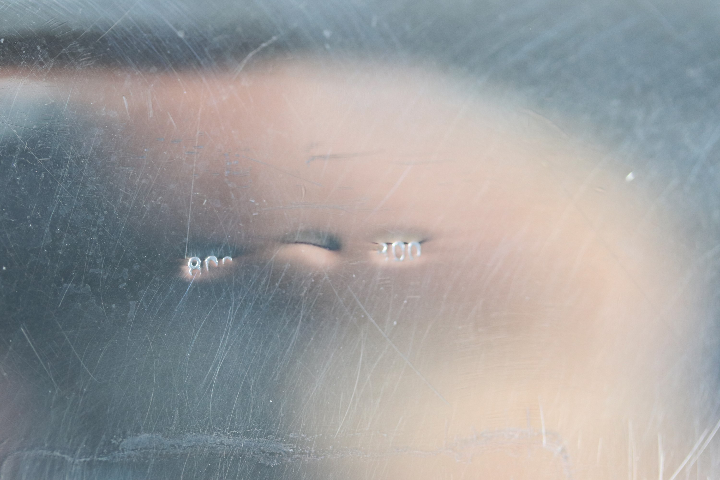 Centrotavola in argento cesellato e sbalzato con bordo traforato , sorretto da quattro piedini, g...