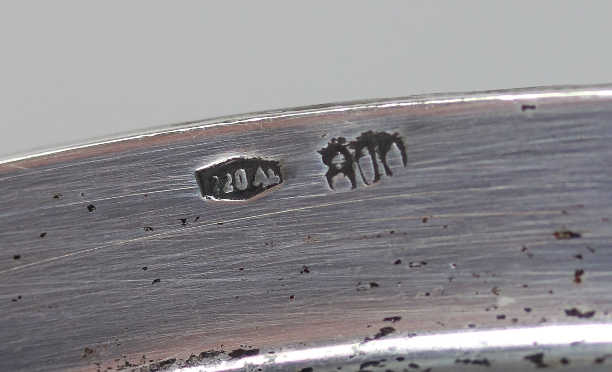 Piatto da portata in argento con bordo cesellato e sbalzato a motivi Impero, gr. 370