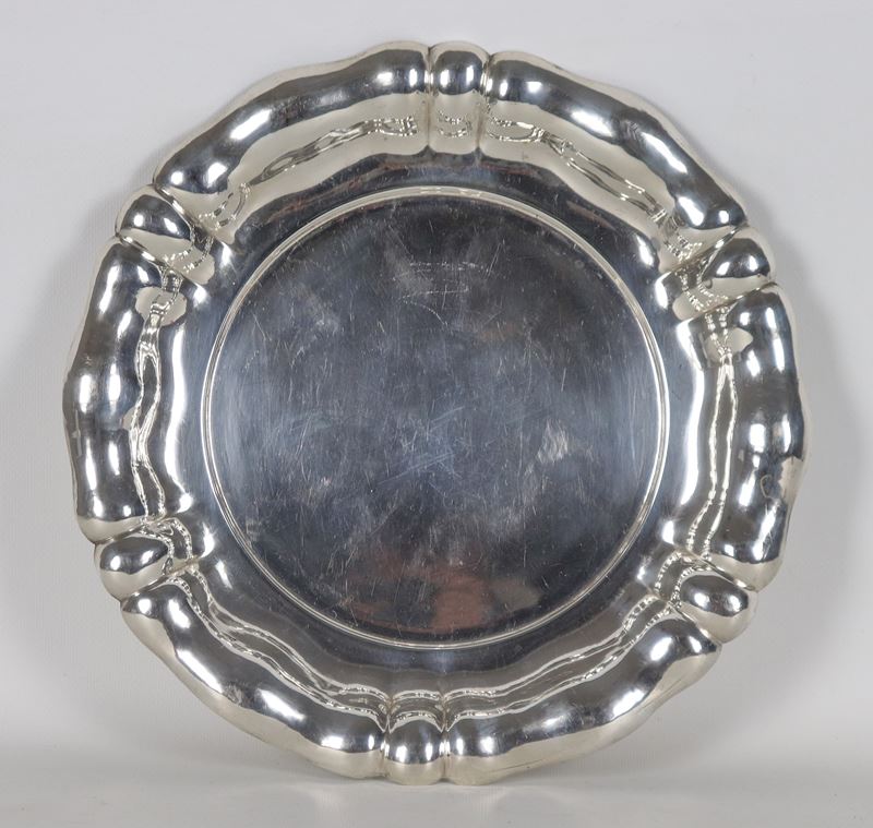 Centrotavola in argento con bordo sagomato, cesellato e sbalzato, gr. 550