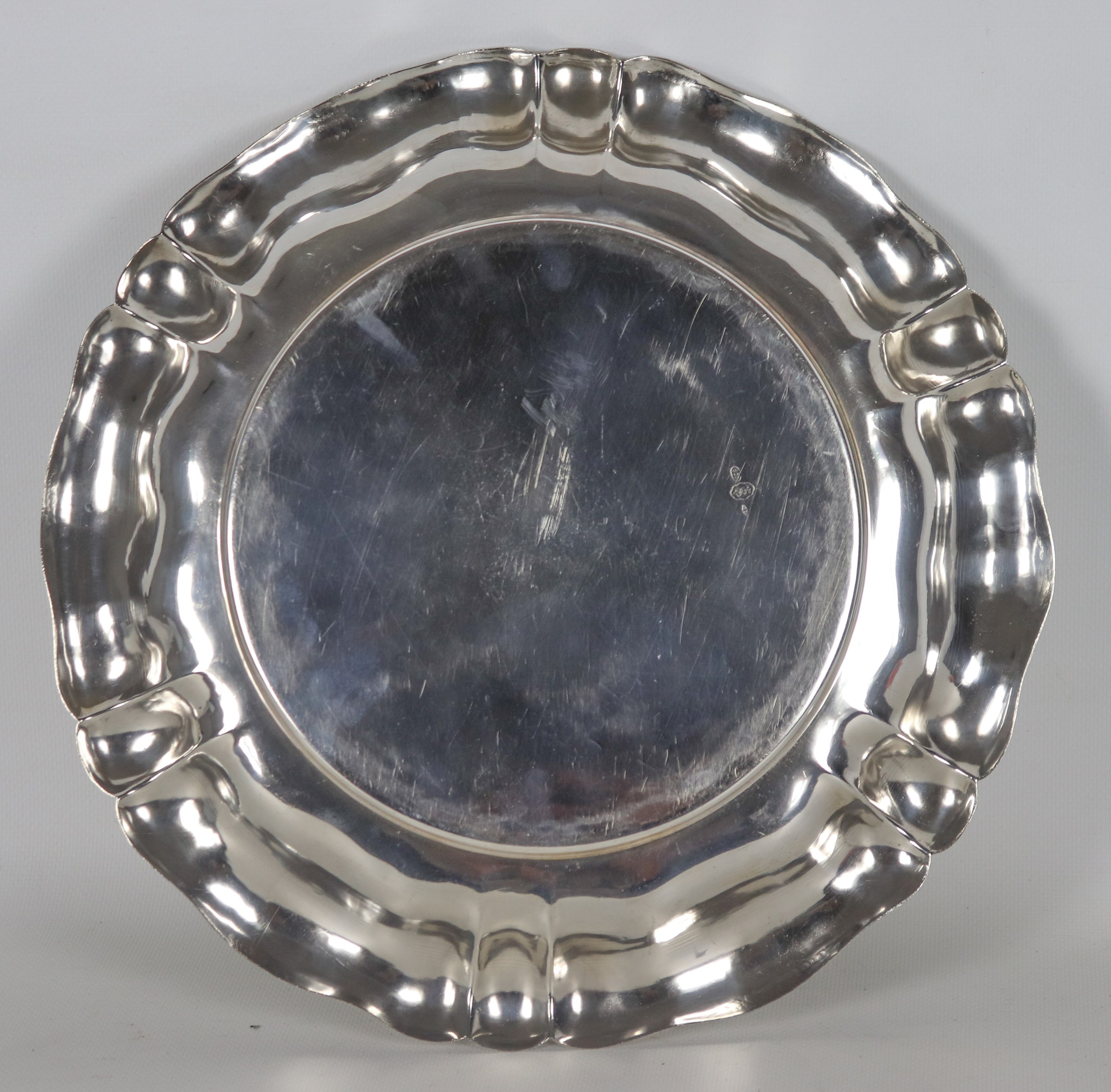 Centrotavola in argento con bordo sagomato, cesellato e sbalzato, gr. 550