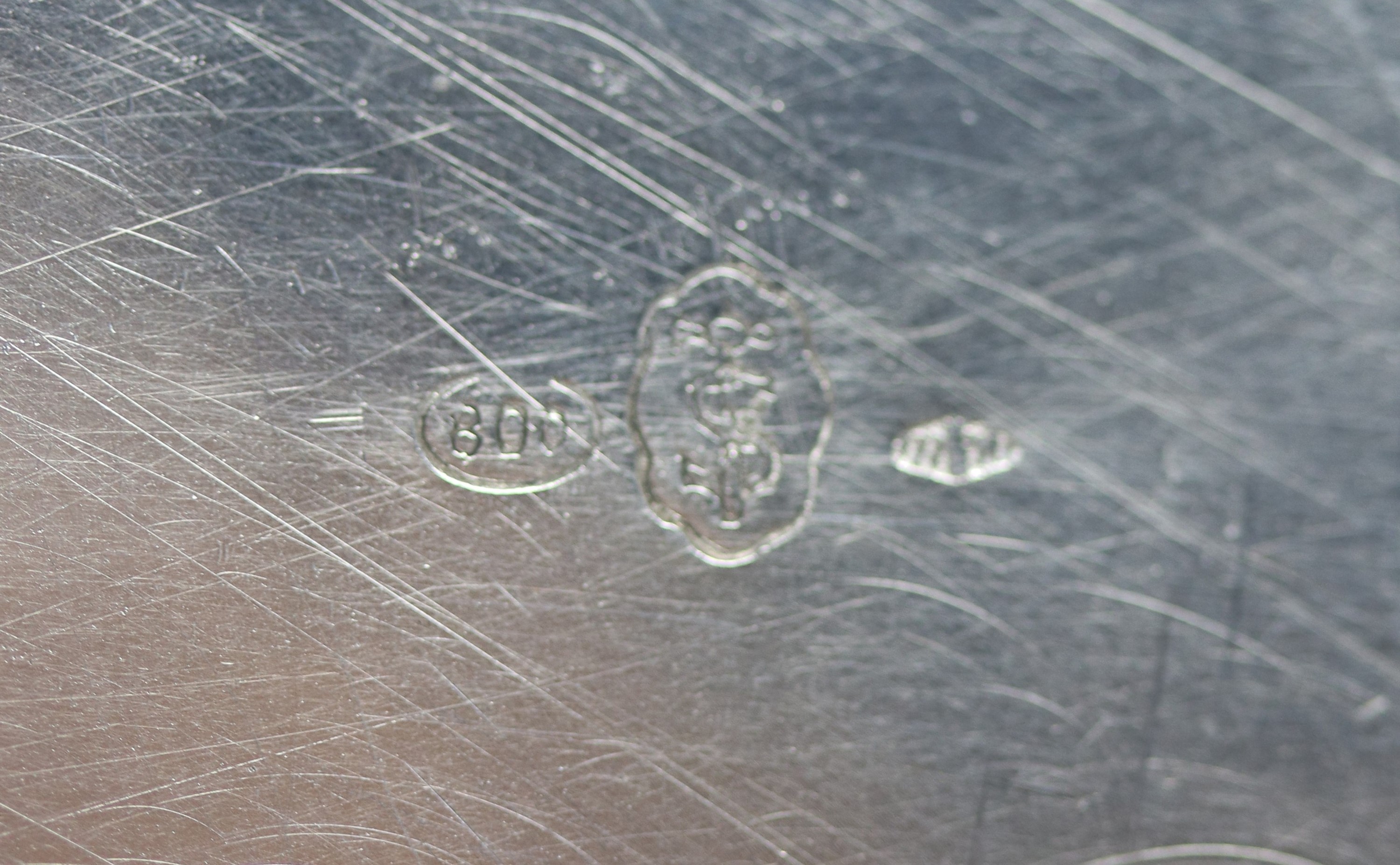 Centrotavola in argento con bordo sagomato, cesellato e sbalzato, gr. 550