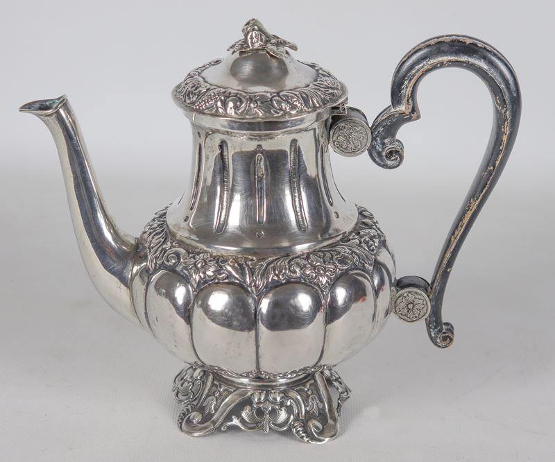 Caffettiera in argento cesellato e sbalzato, con manico in legno ebanizzato, gr. 510