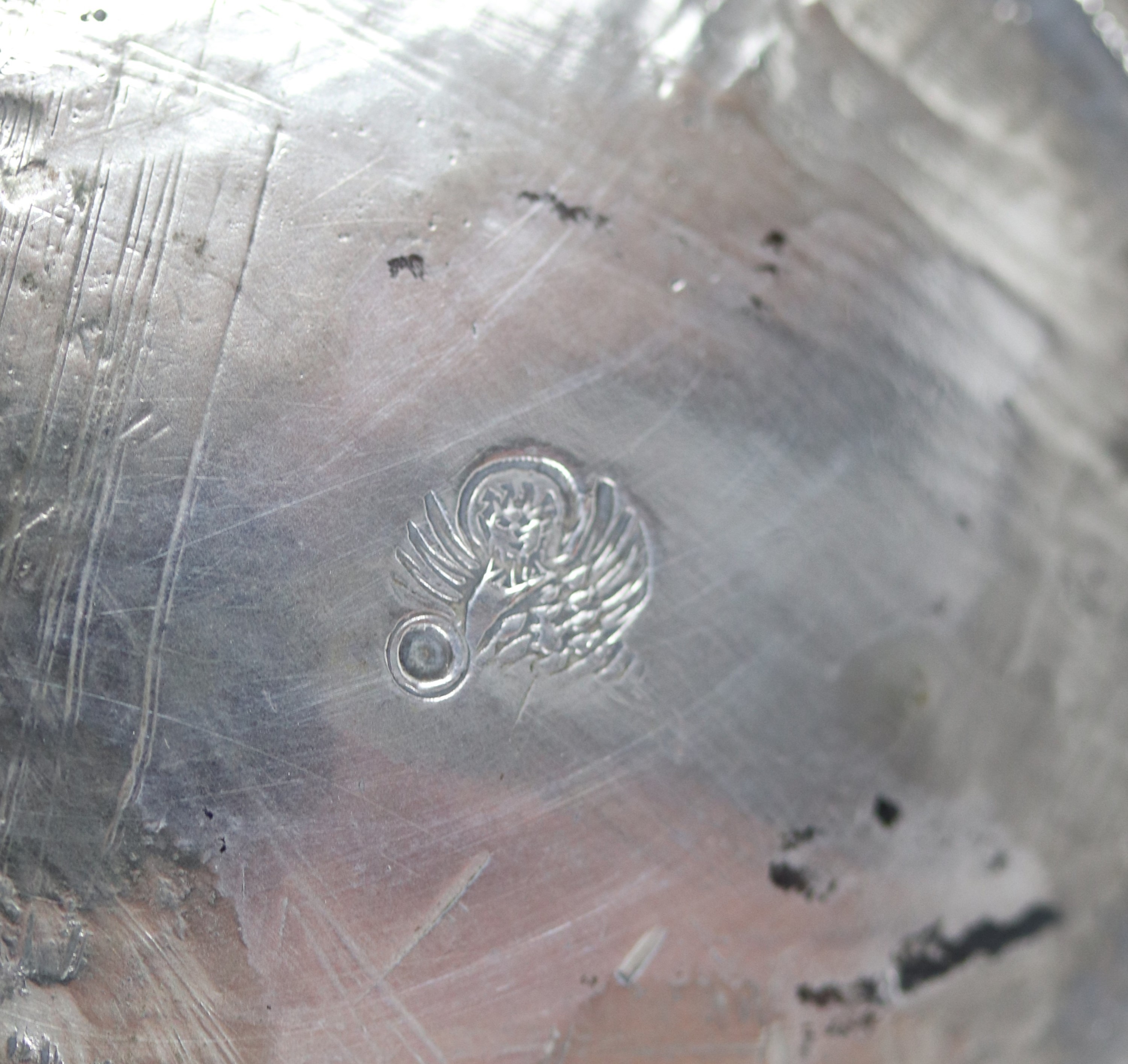 Caffettiera in argento cesellato e sbalzato, con manico in legno ebanizzato, gr. 510