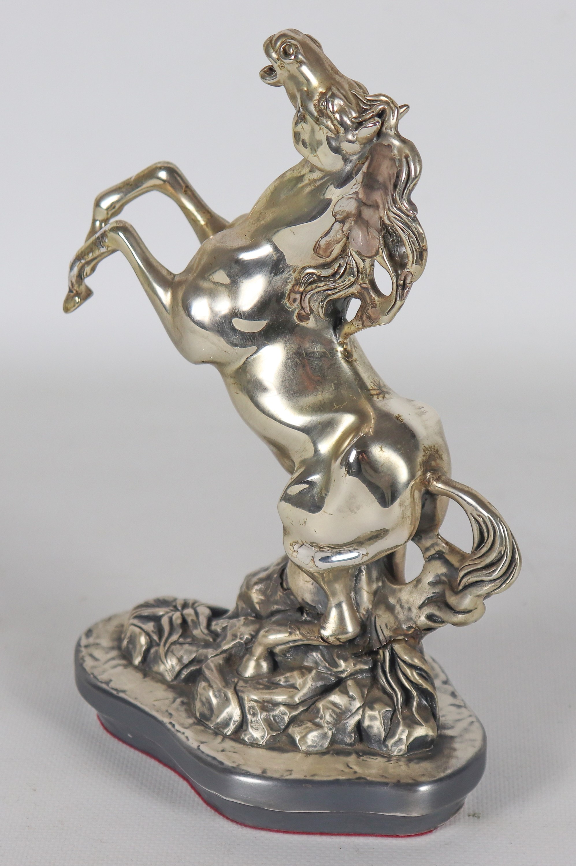 "Cavallo rampante", piccola scultura rivestita in argento