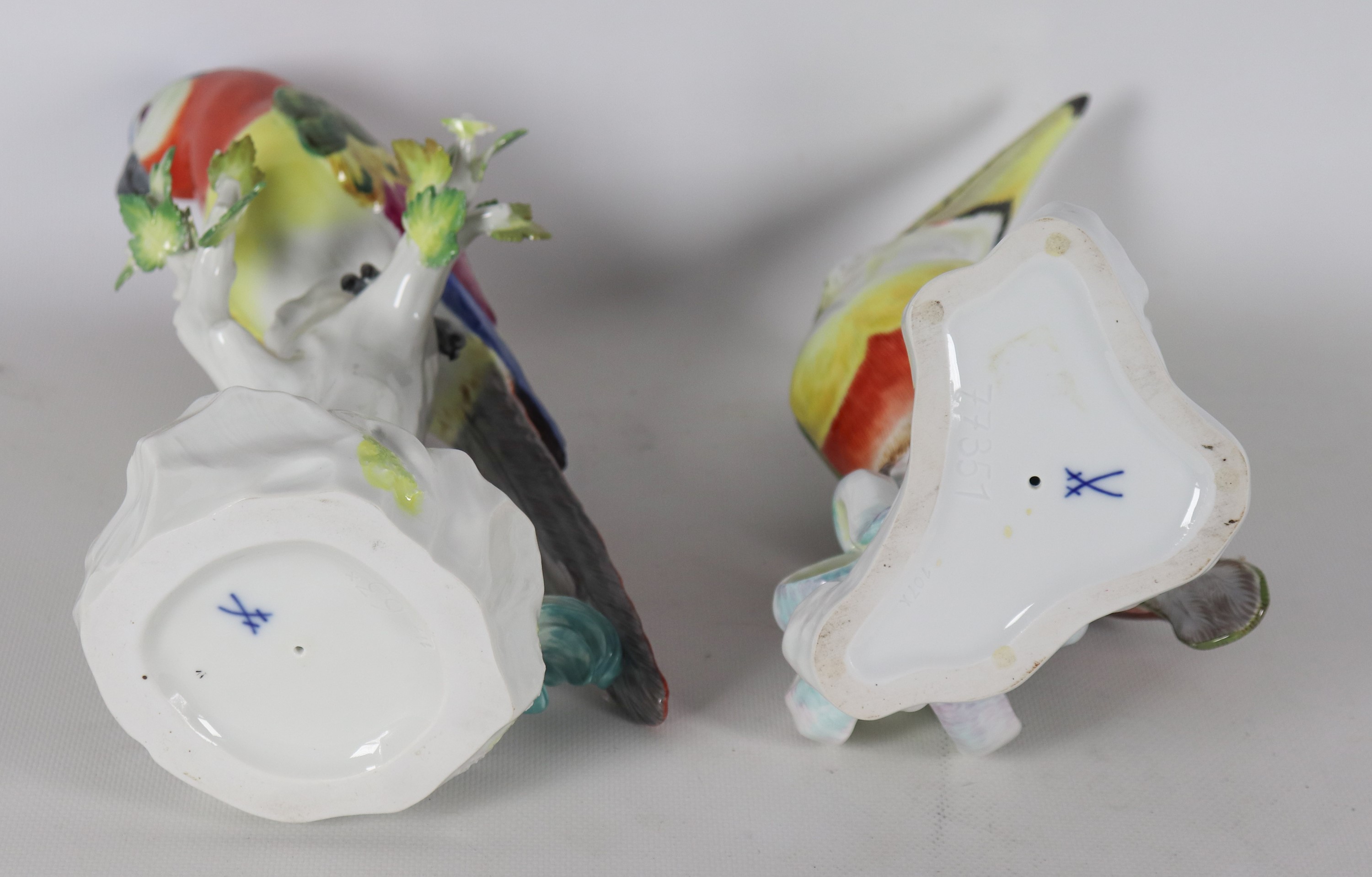 "Pappagallo e Tucano", coppia di sculture in porcellana Meissen smaltata e policroma