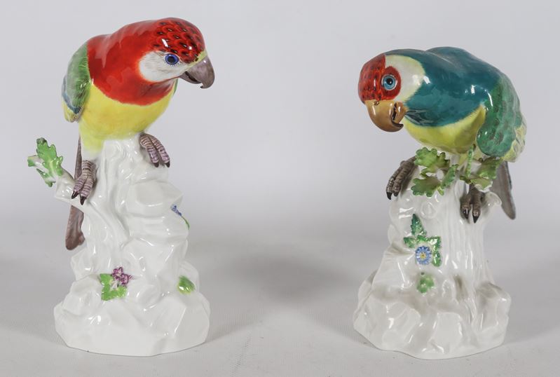 "Pappagalli", coppia di piccole sculture in porcellana Meissen smaltata e policroma