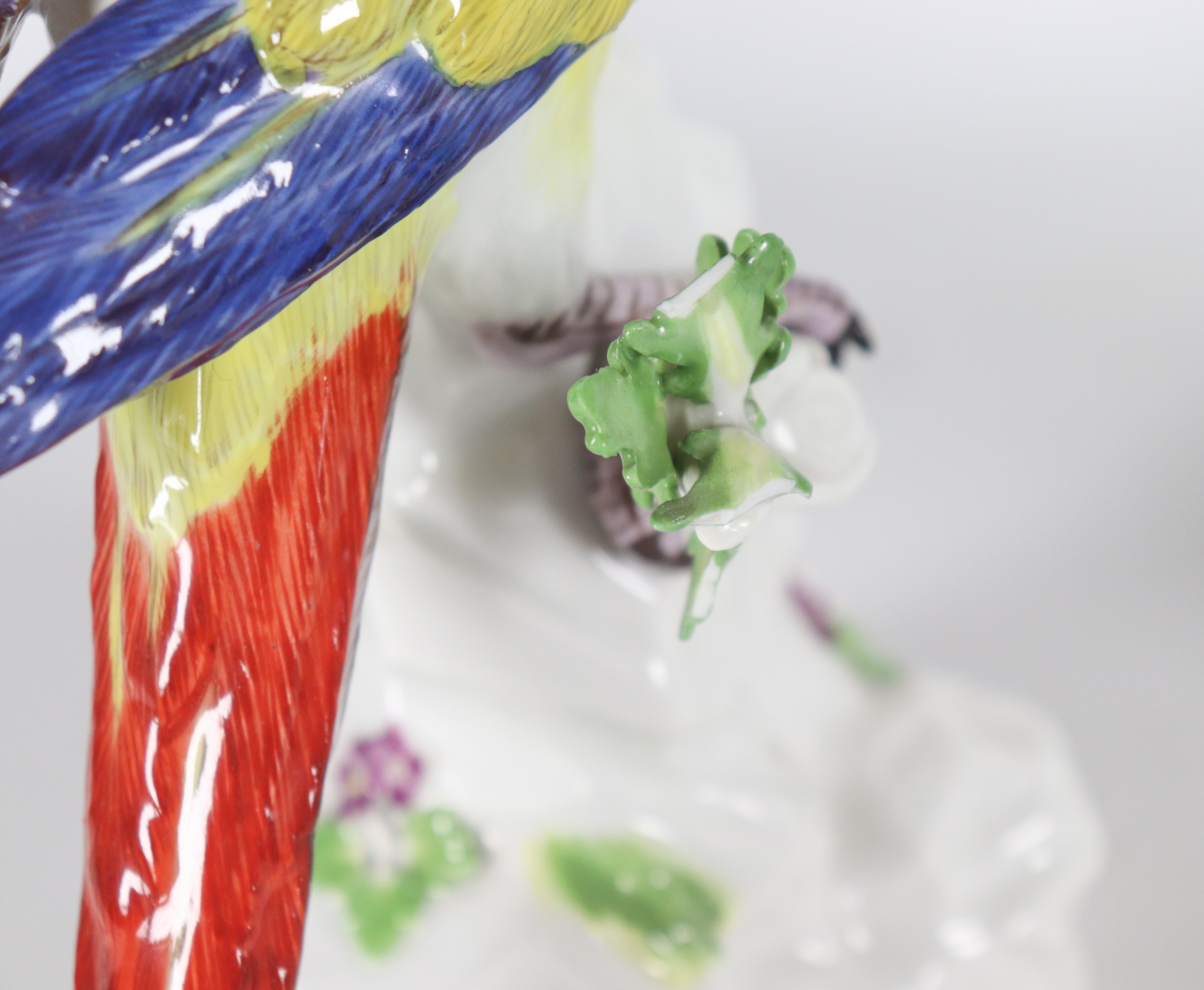 "Pappagalli", coppia di piccole sculture in porcellana Meissen smaltata e policroma