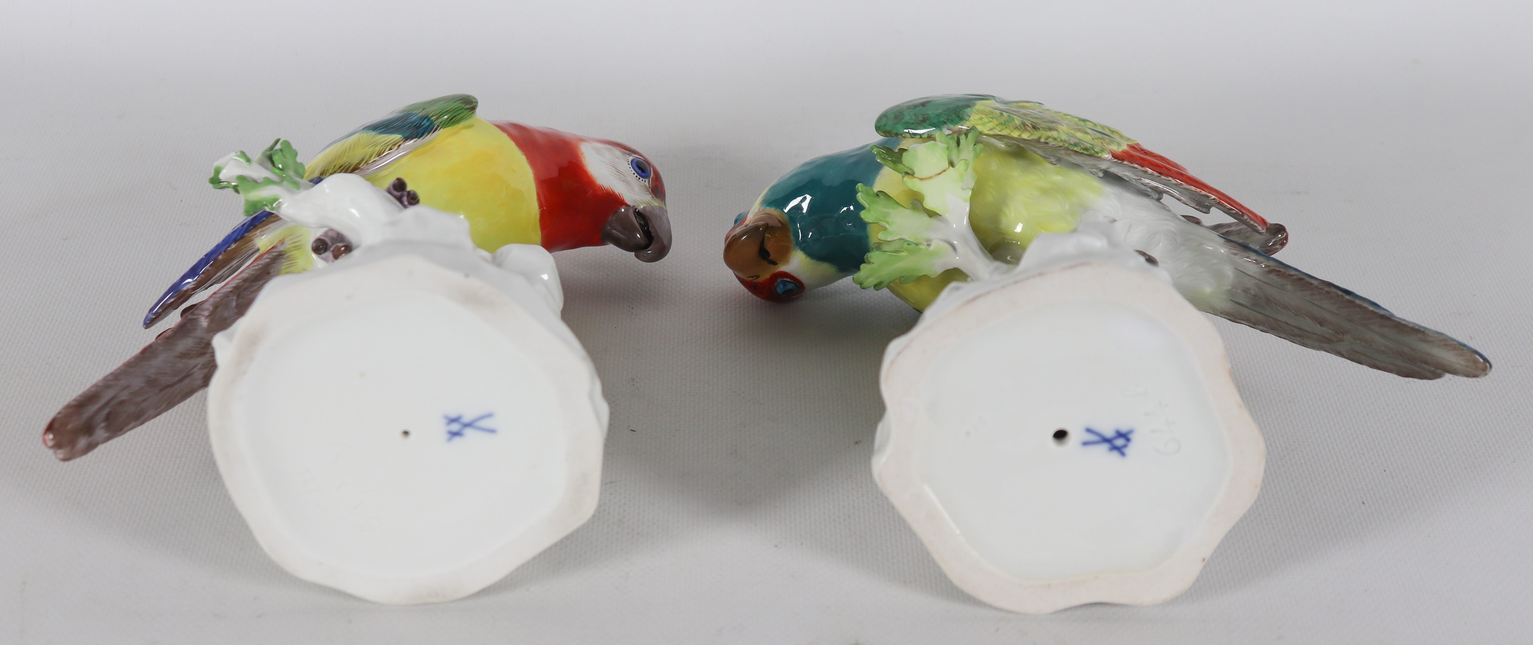 "Pappagalli", coppia di piccole sculture in porcellana Meissen smaltata e policroma