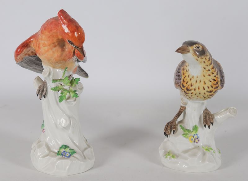"Tordo del ginepro e beccofrusone", coppia di piccole sculture in porcellana Meissen smaltata e p...