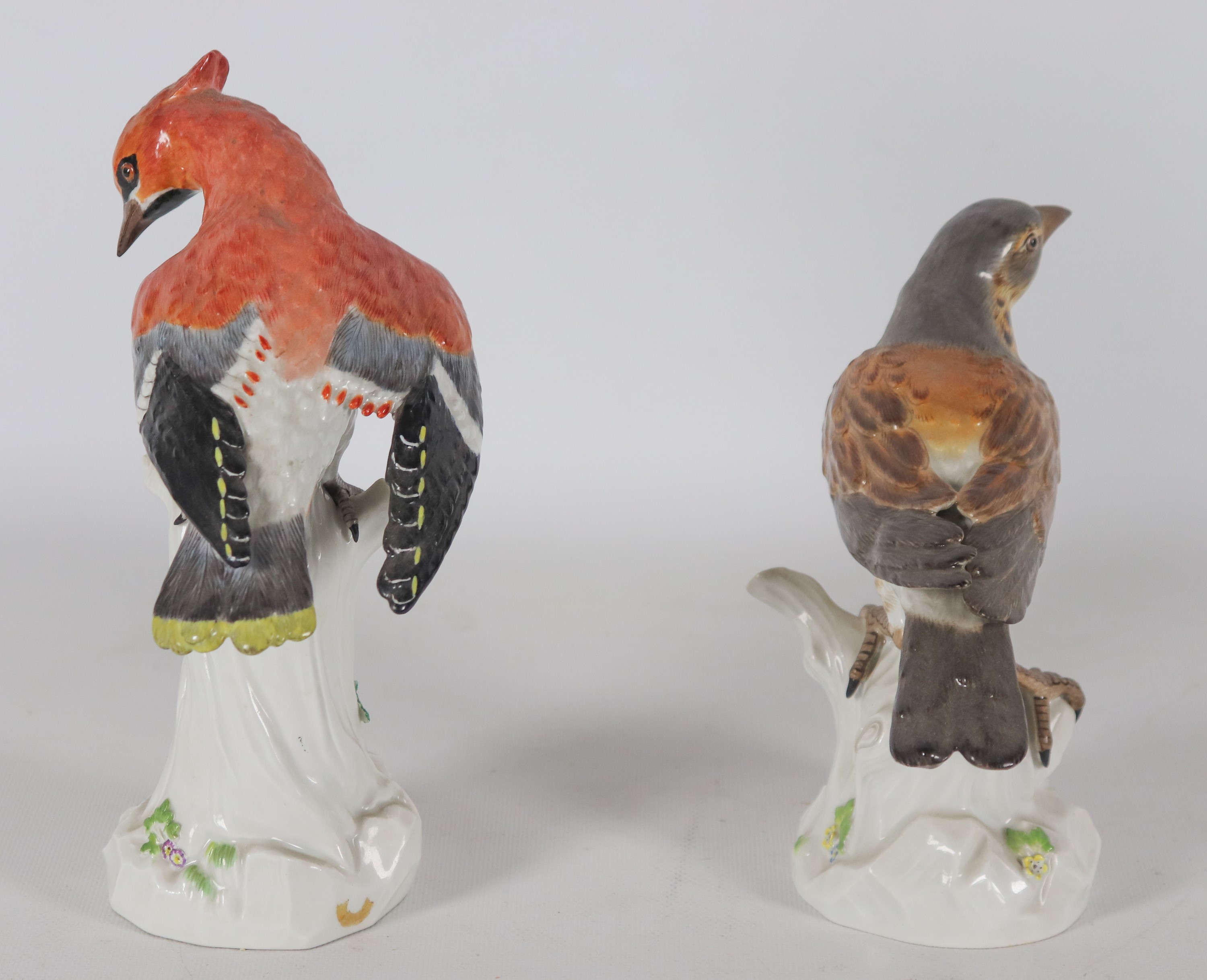 "Tordo del ginepro e beccofrusone", coppia di piccole sculture in porcellana Meissen smaltata e p...