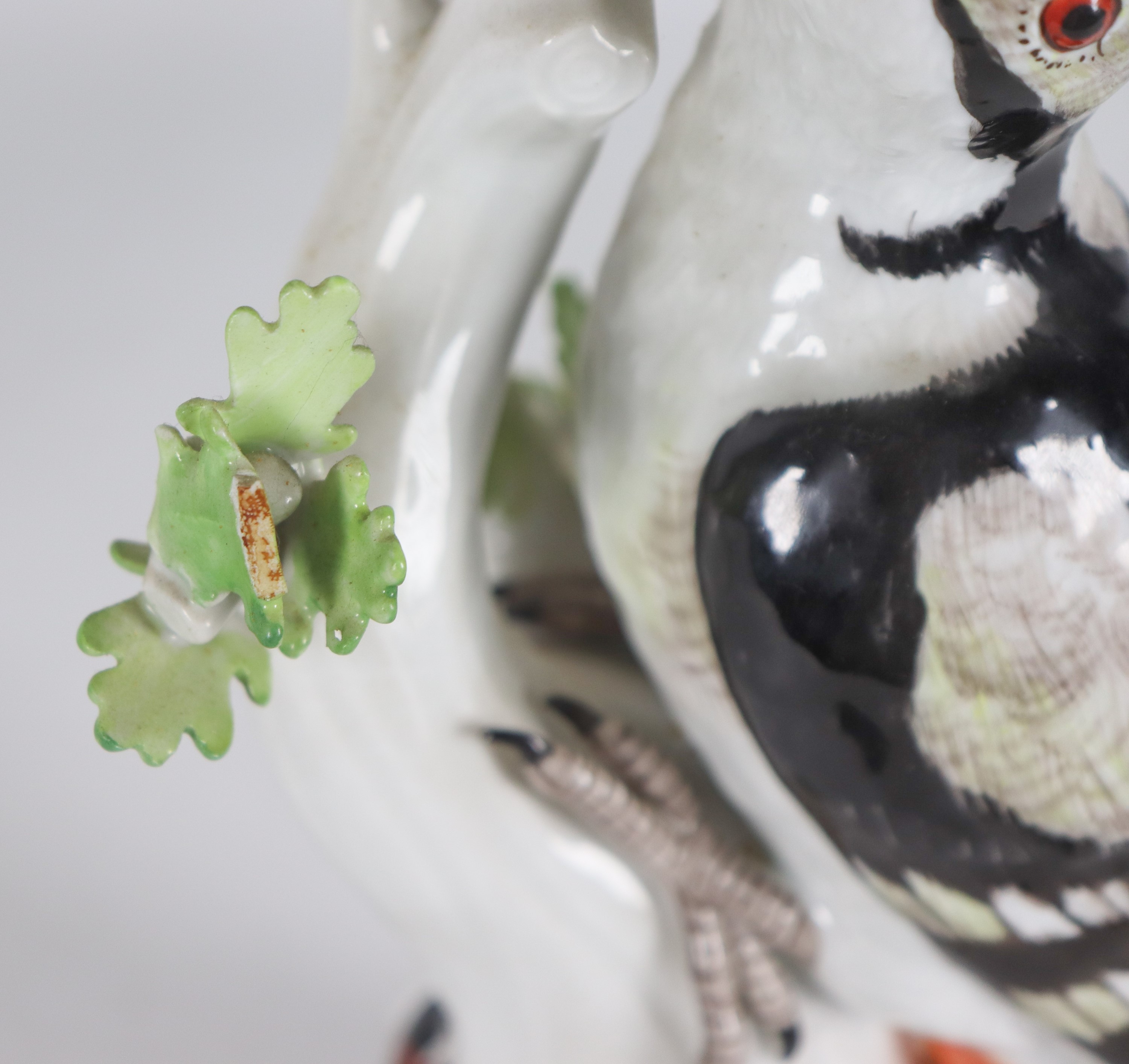 "Rigogolo e picchio", coppia di piccole sculture in porcellana Meissen smaltata e policroma