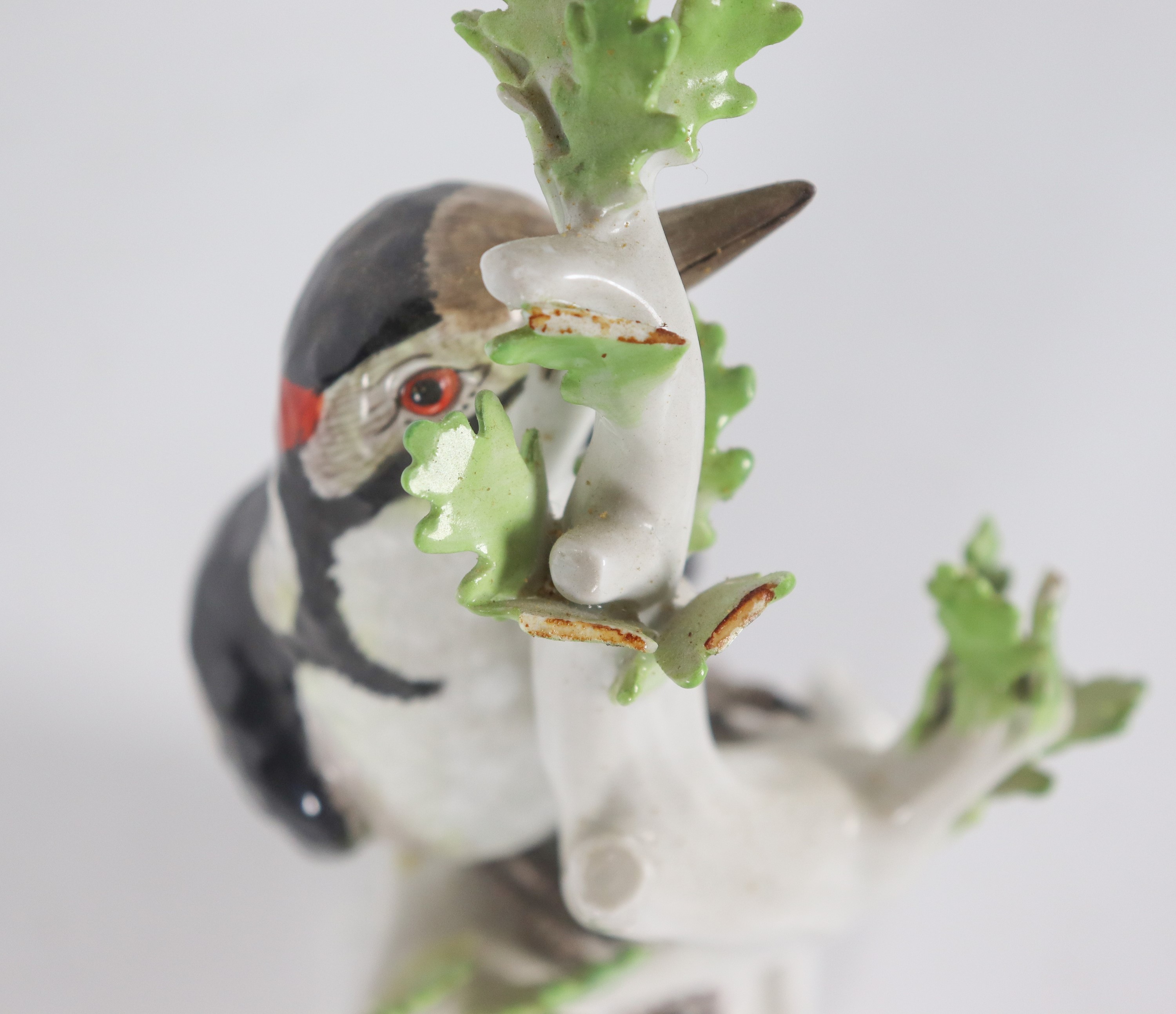 "Rigogolo e picchio", coppia di piccole sculture in porcellana Meissen smaltata e policroma