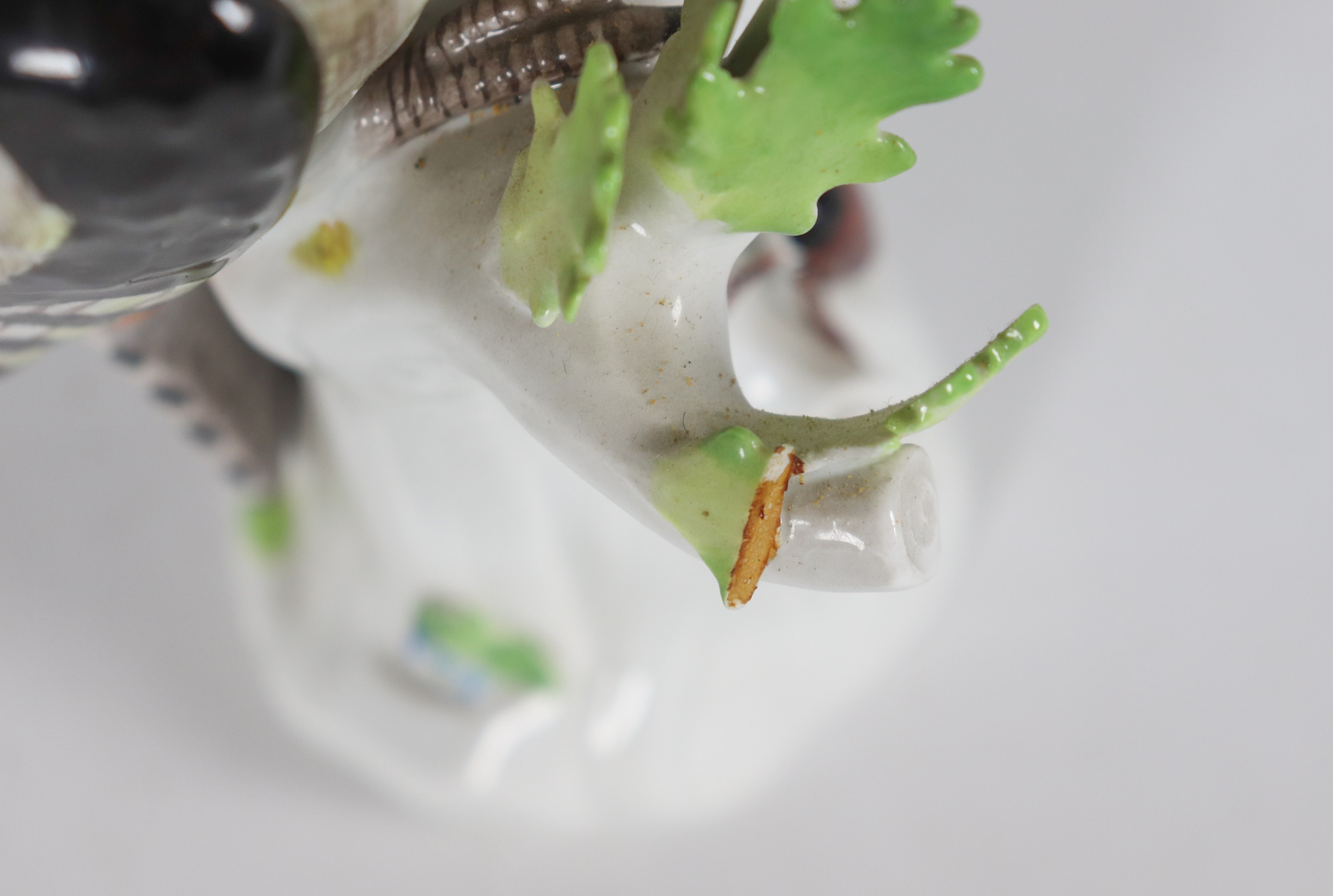 "Rigogolo e picchio", coppia di piccole sculture in porcellana Meissen smaltata e policroma