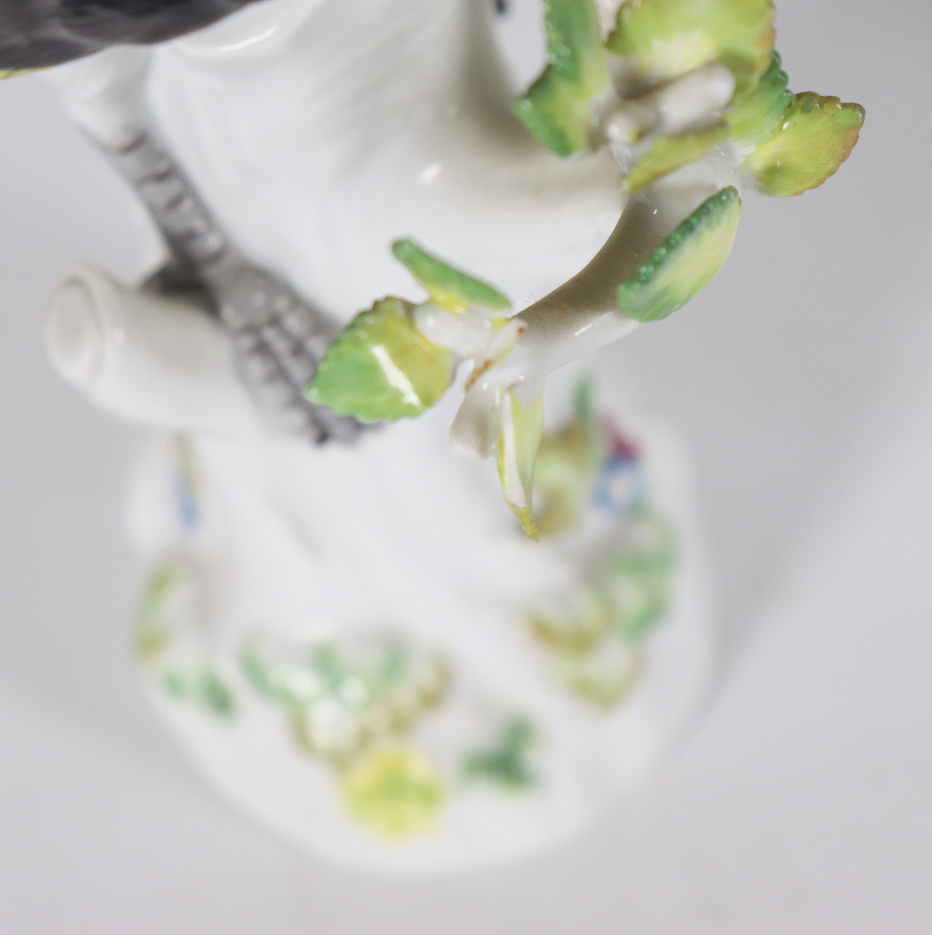 "Rigogolo e picchio", coppia di piccole sculture in porcellana Meissen smaltata e policroma