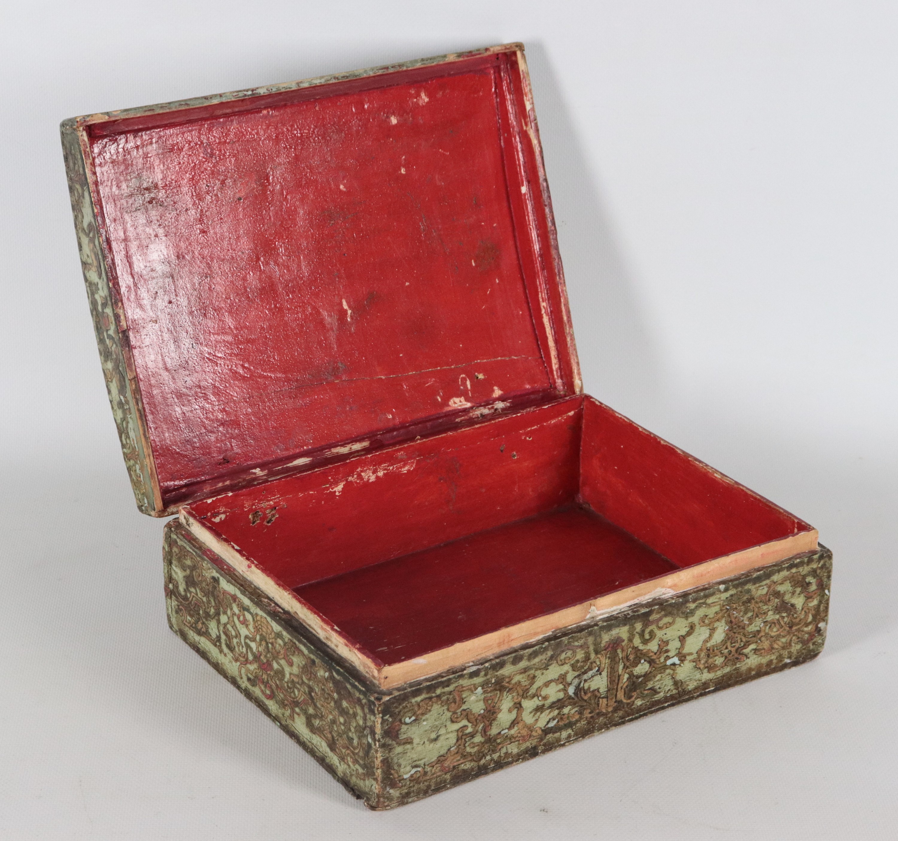 Scatola veneziana in legno laccato verde