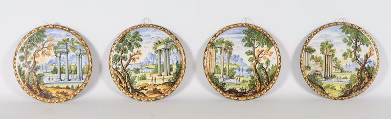 Lotto di quattro piccoli piatti in maiolica Castelli con decorazioni policrome di paesaggi con ar...