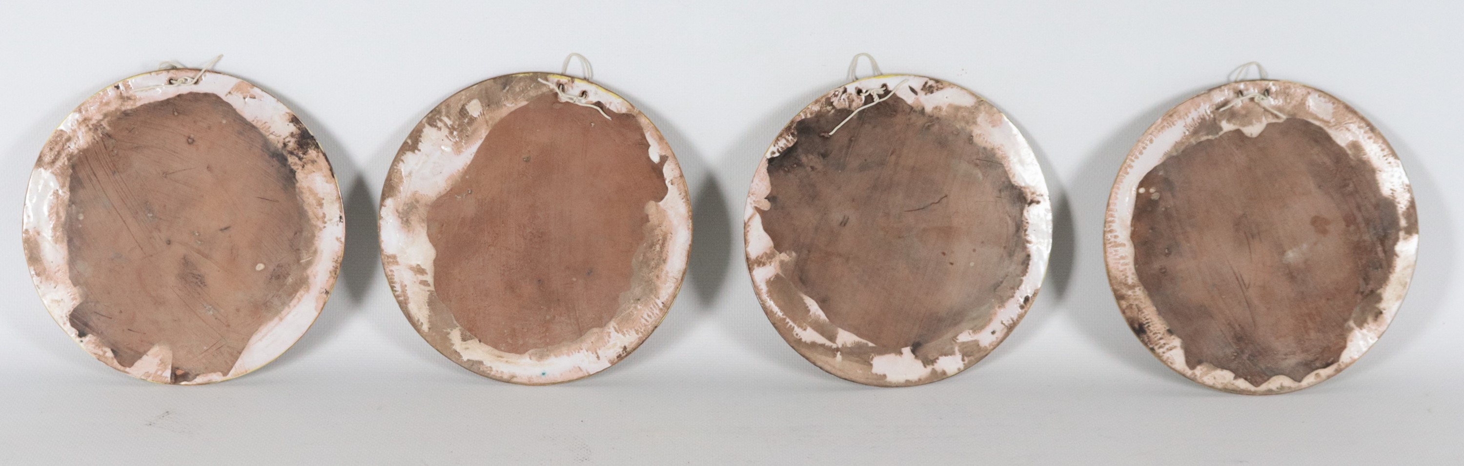 Lotto di quattro piccoli piatti in maiolica Castelli con decorazioni policrome di paesaggi con ar...