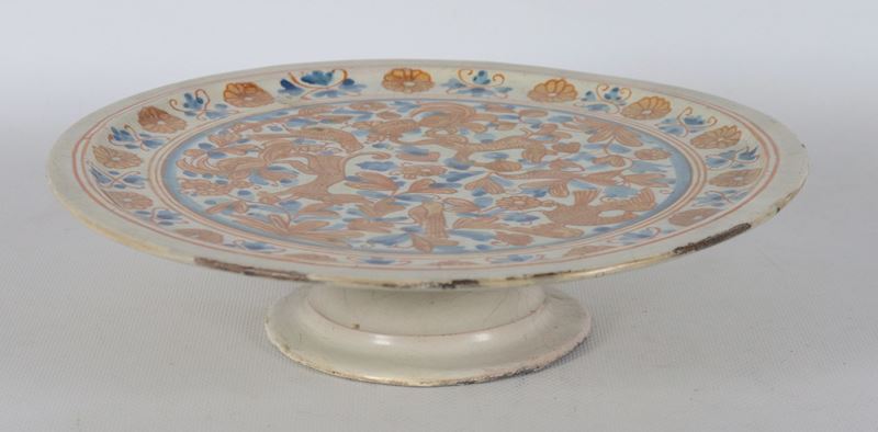 Crespina in maiolica Deruta smaltata, decoro policromo a motivi vegetali e animali