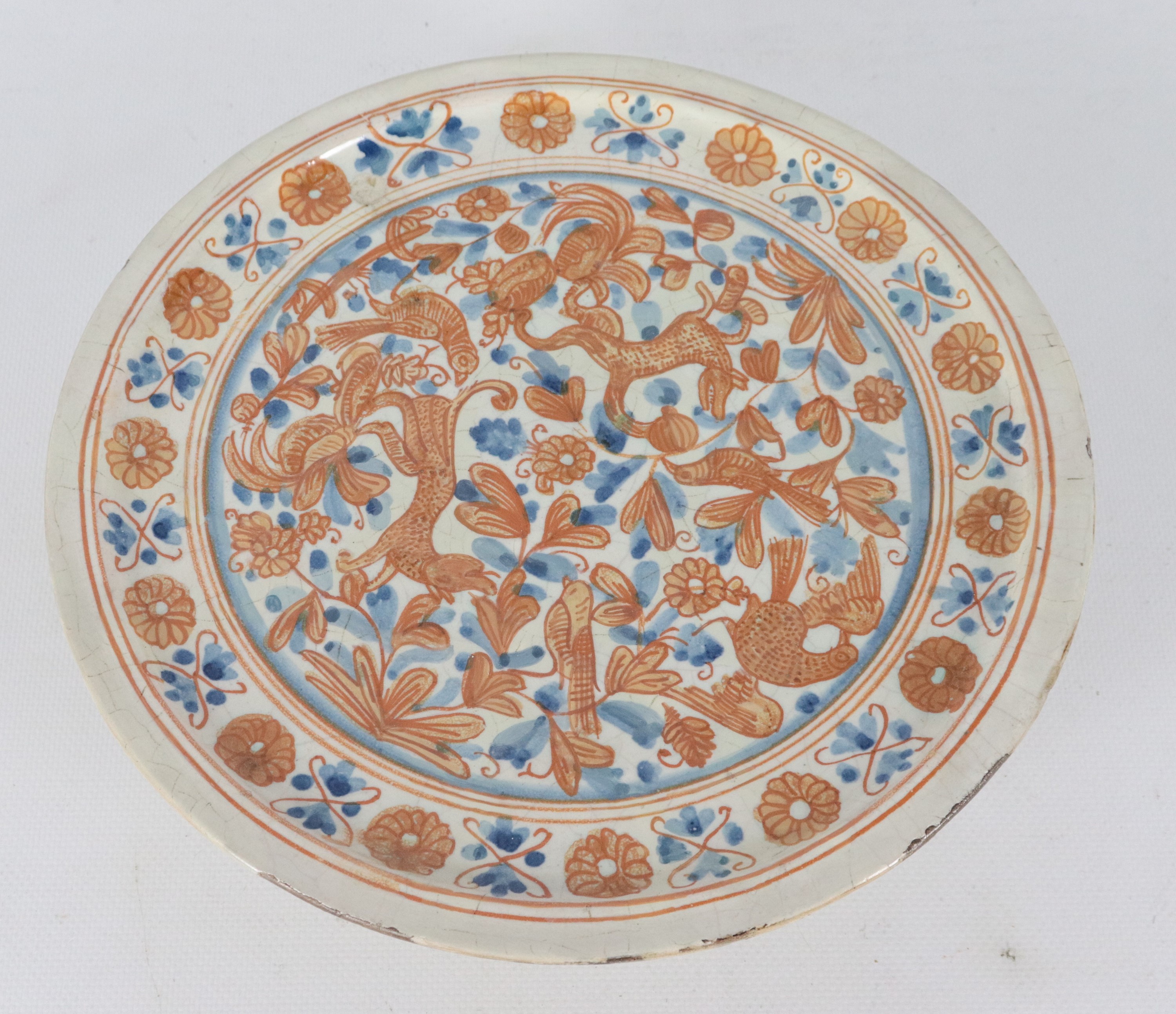 Crespina in maiolica Deruta smaltata, decoro policromo a motivi vegetali e animali