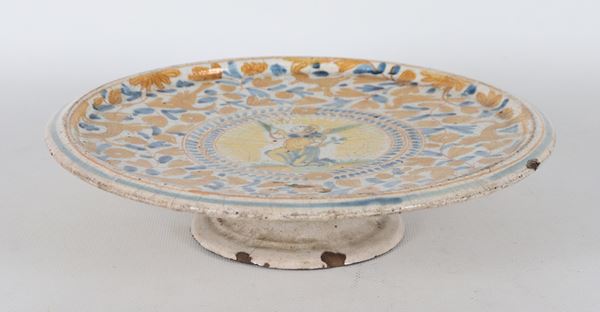 Crespina in maiolica Deruta smaltata, decoro policromo a motivi vegetali e animali, al centro figura di angelo
