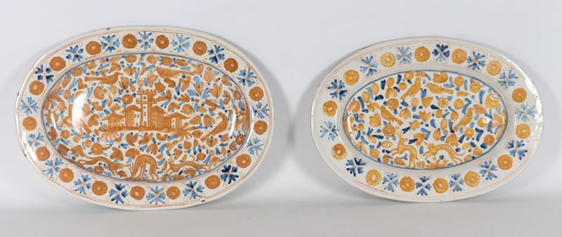 Lotto di due vassoi ovali in maiolica Deruta smaltata, decori policromi a motivi di case con torr...