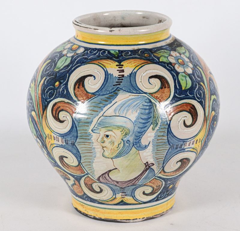Boccia in maiolica di Venezia smaltata, decoro policromo con busto di soldato e intrecci floreali