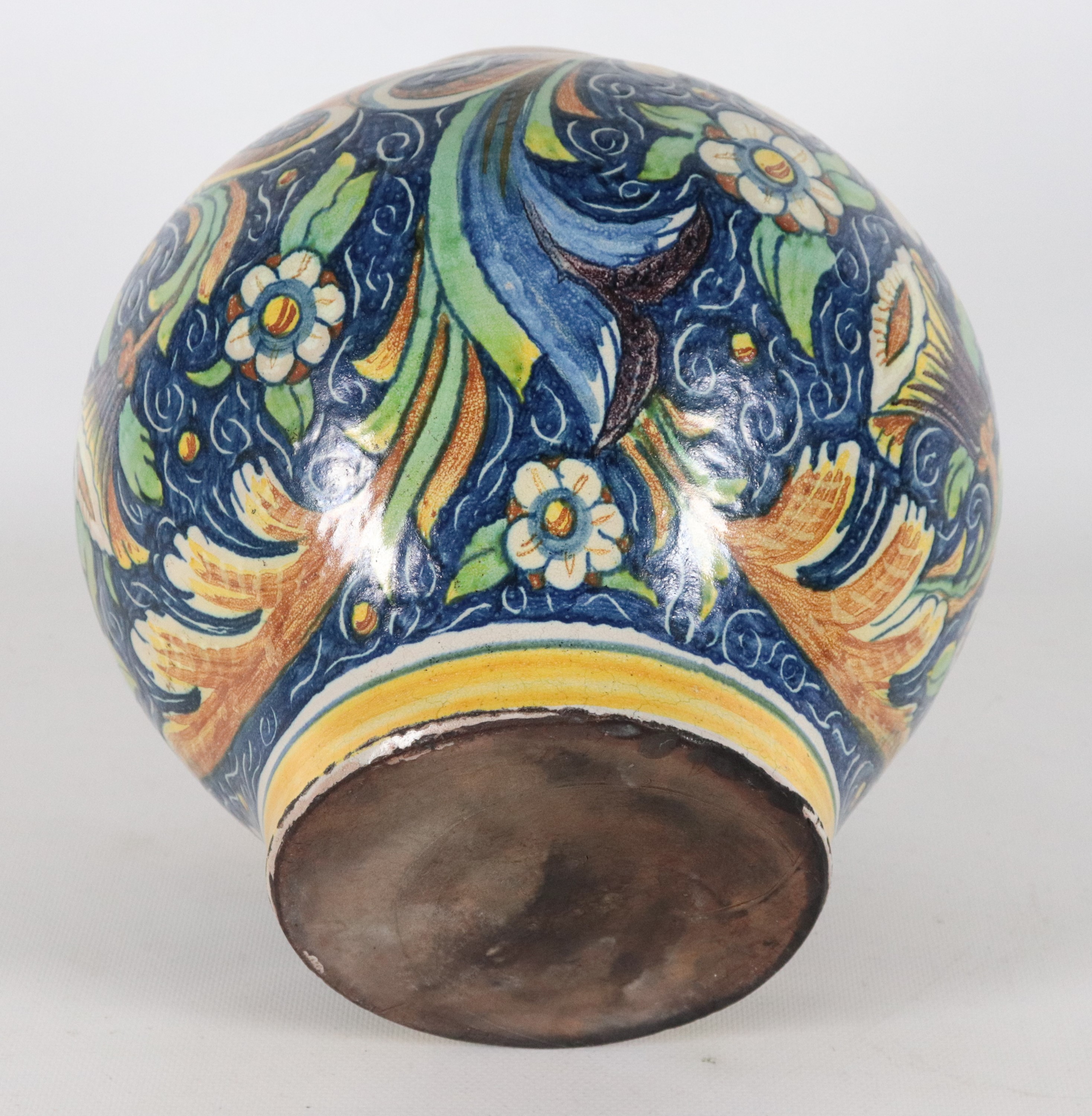 Boccia in maiolica di Venezia smaltata, decoro policromo con busto di soldato e intrecci floreali