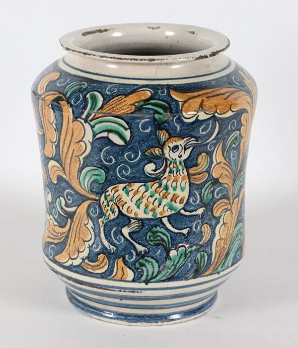 Grande albarello in maiolica Caltagirone smaltata, decori policromi a fogliame e animali mitologici