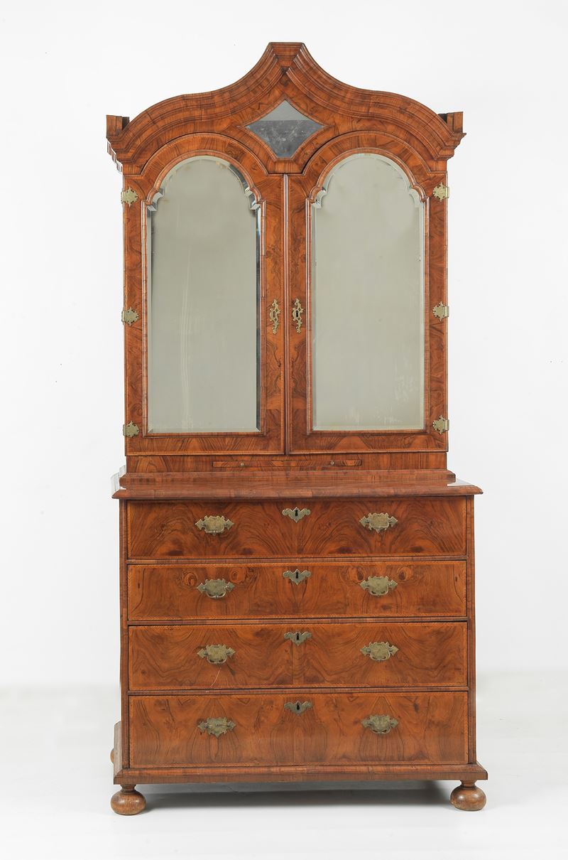 Trumeau inglese Queen Anne in noce e radica di noce