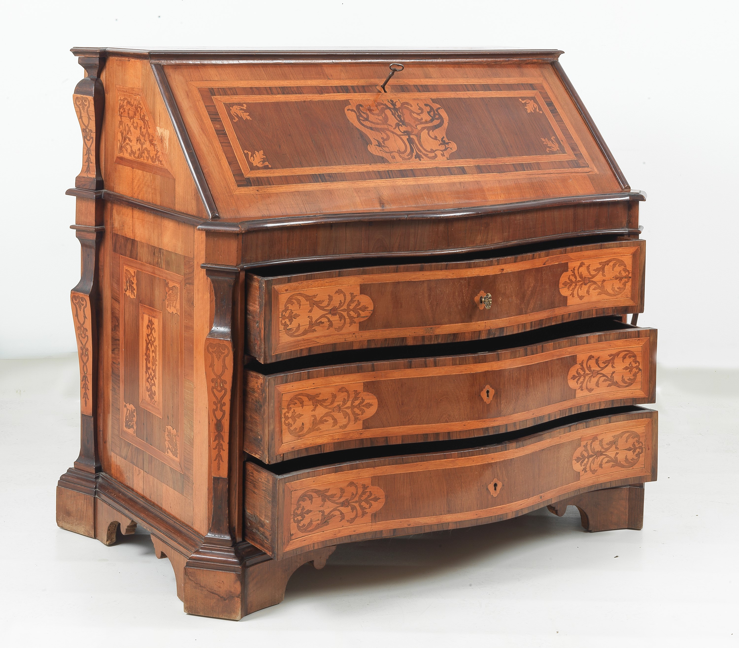 Ribalta romana Luigi XIV in noce, intarsiata di "giallo angelino" a motivi geometrici