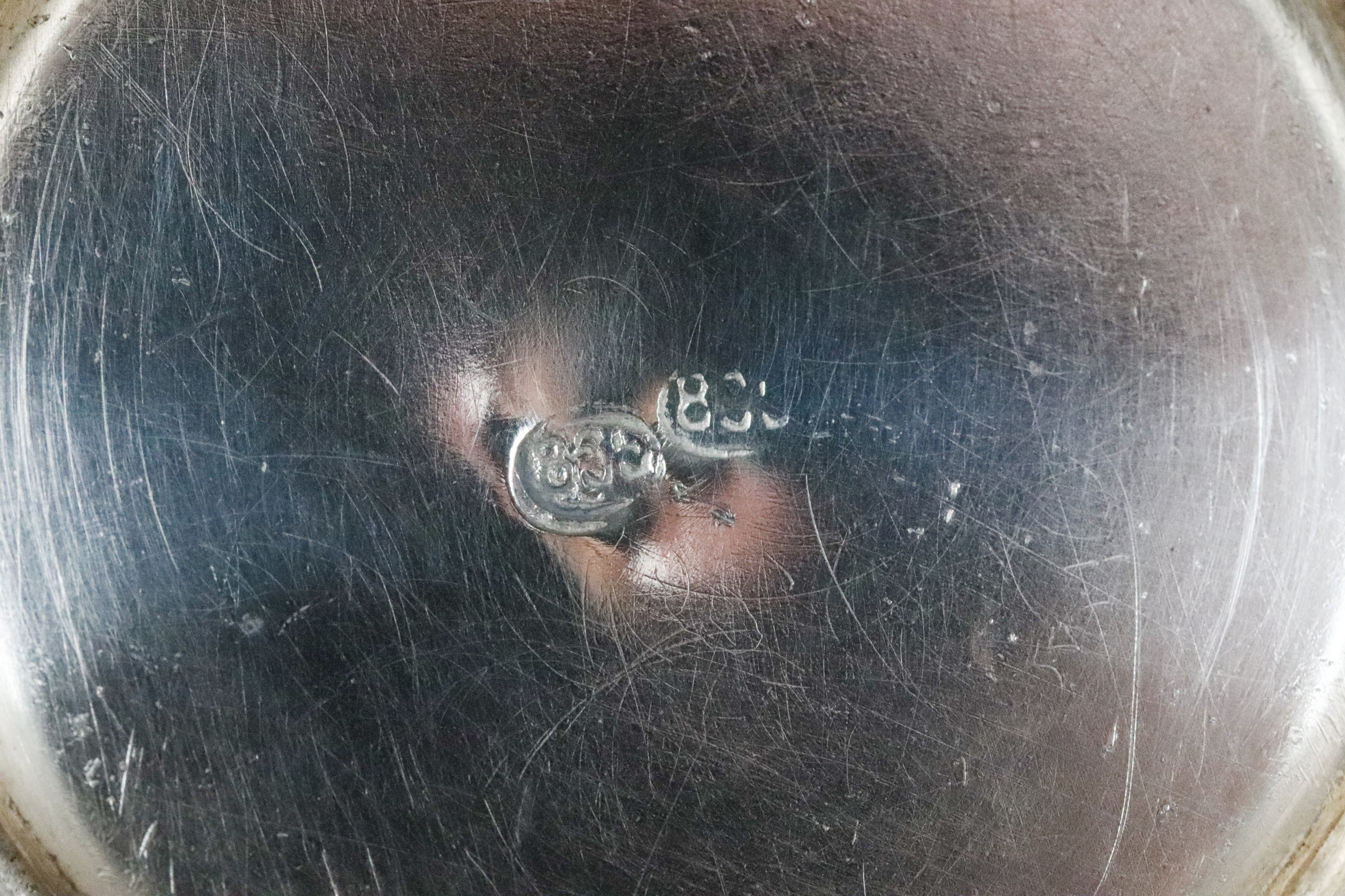 Caraffa in argento cesellato e sbalzato a baccellature, manico ricurvo. Gr. 655