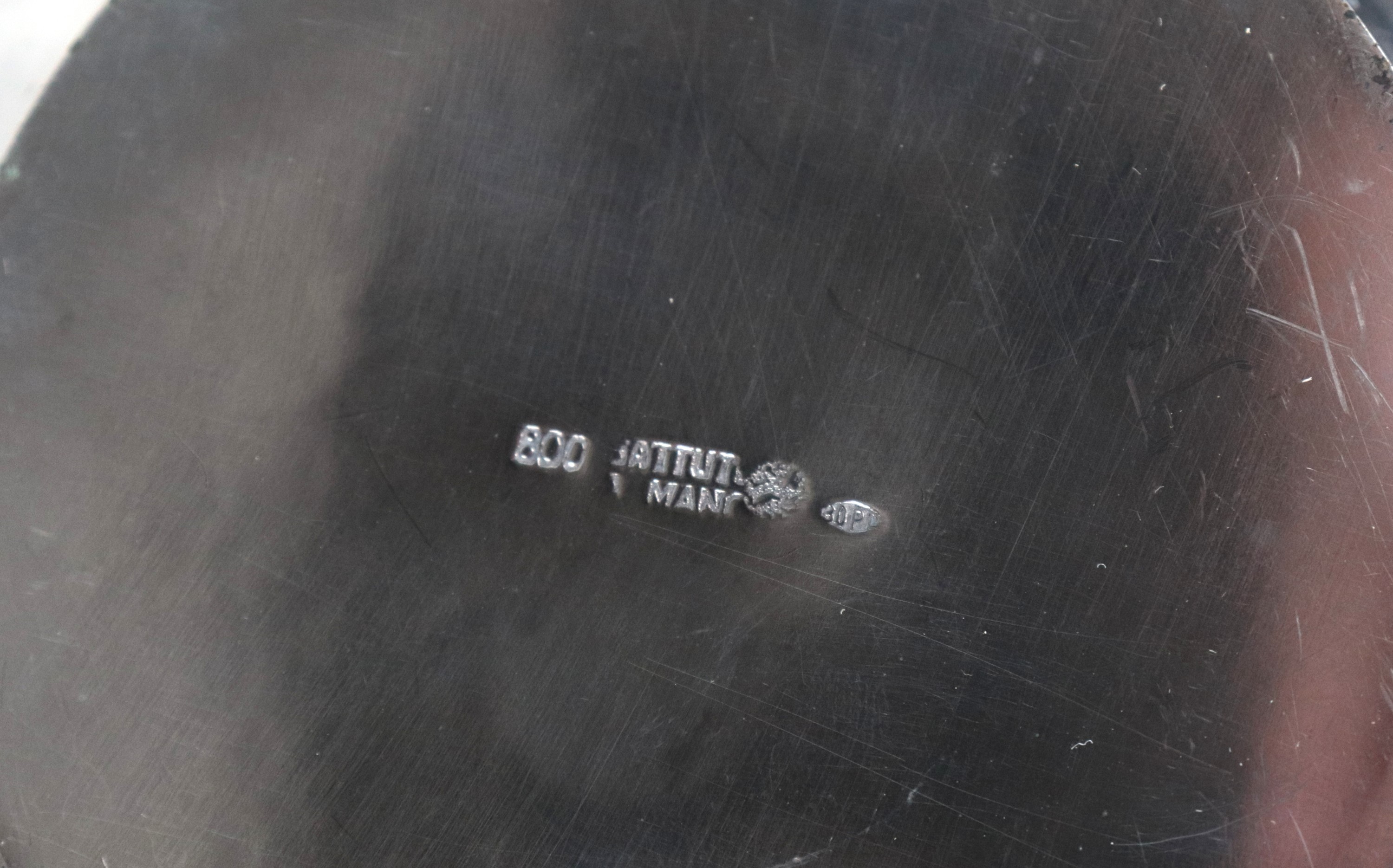 Brocca per acqua in argento martellato, cesellato e sbalzato, manico ricurvo. Gr. 545