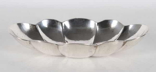 Piccolo portabonbon in argento con bordo centinato, gr. 210