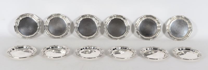 Lotto di dodici sottobicchieri in argento con bordi centinati, gr. 735