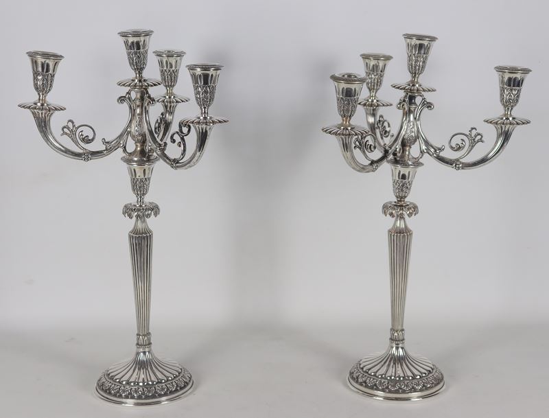 Coppia di candelabri in argento cesellato e sbalzato a motivi Luigi XVI, gr. 2450