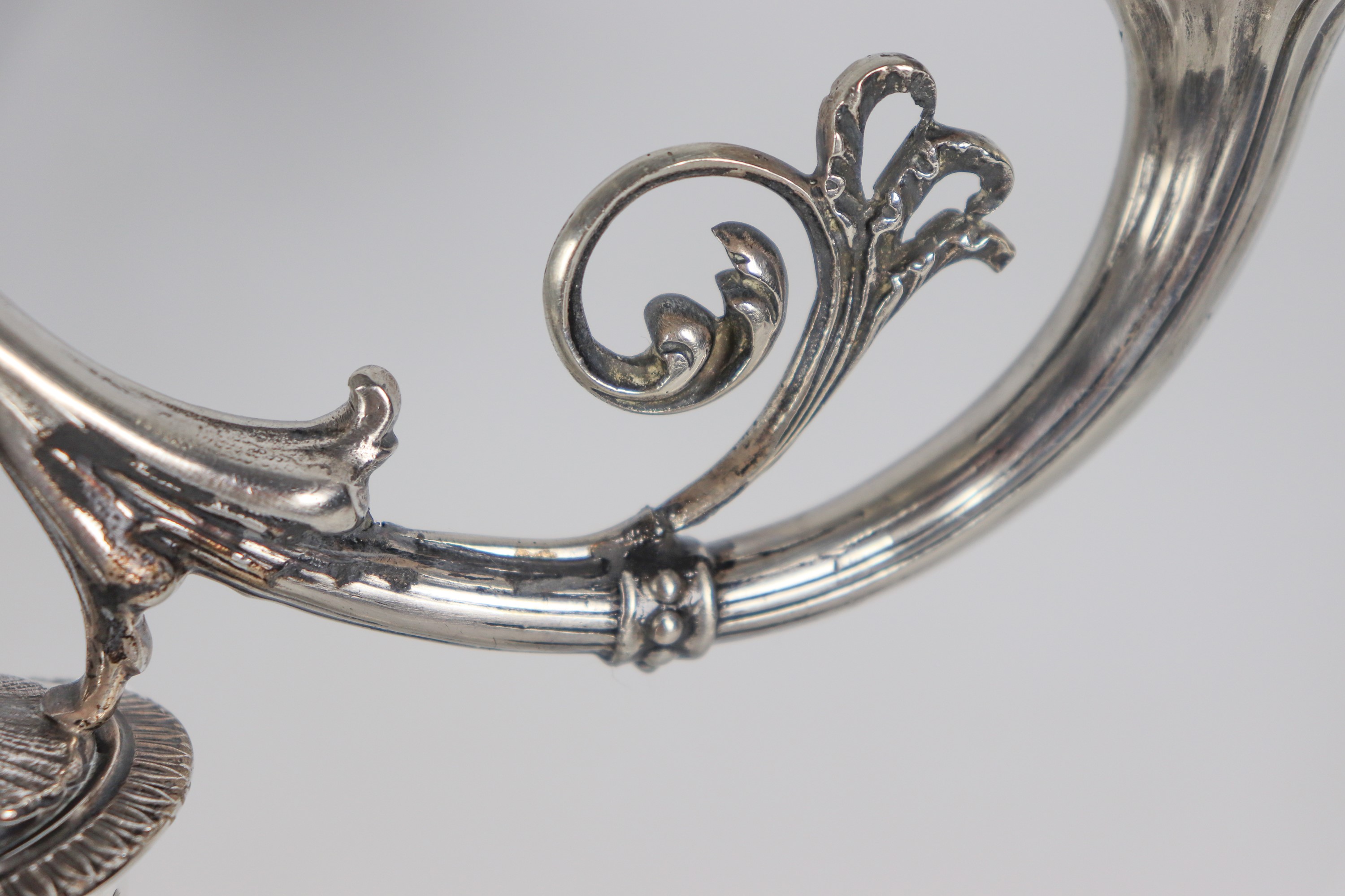 Coppia di candelabri in argento cesellato e sbalzato a motivi Luigi XVI, gr. 2450